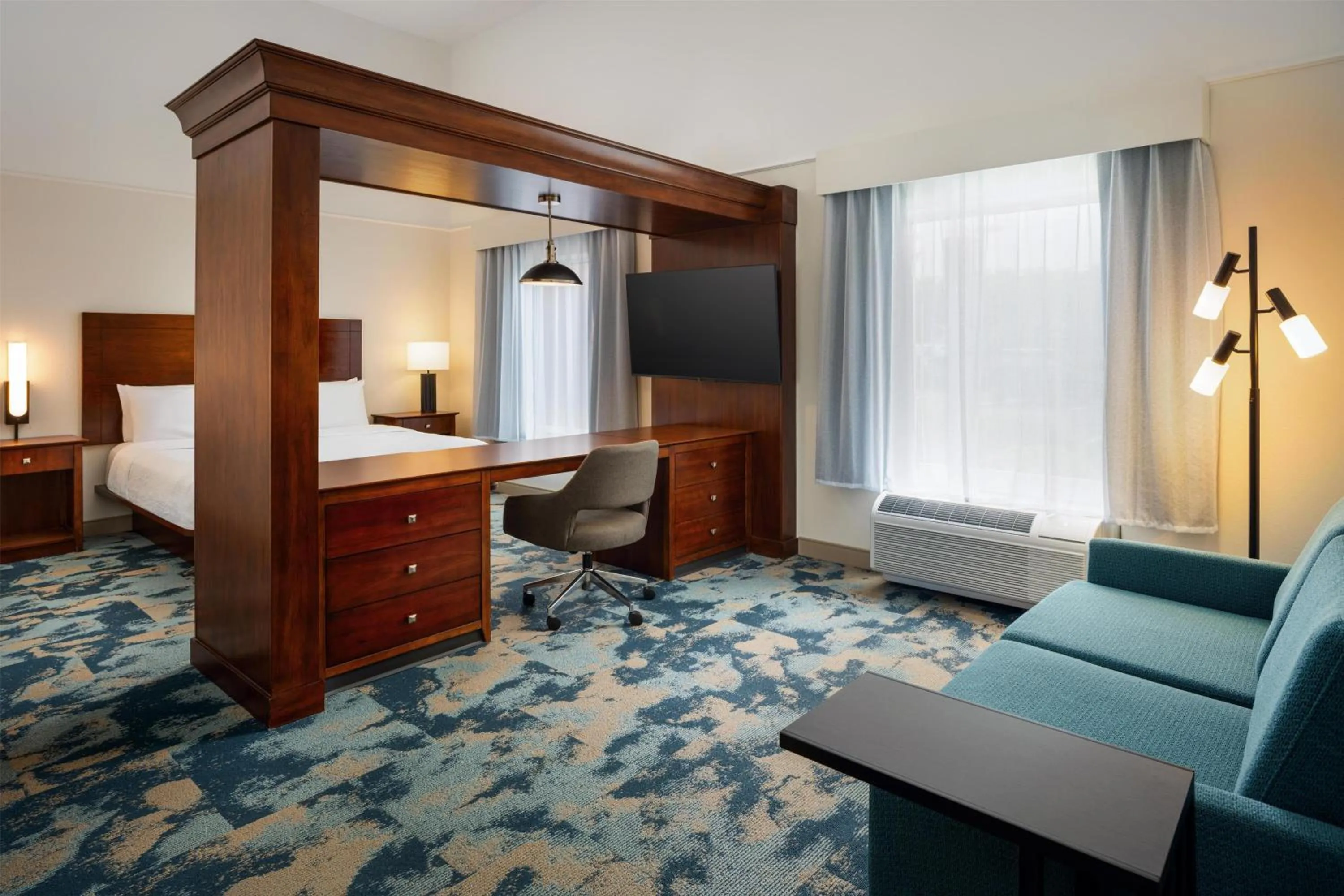 Living room, Bed in Hampton Inn & Suites Knoxville-Turkey Creek Farragut