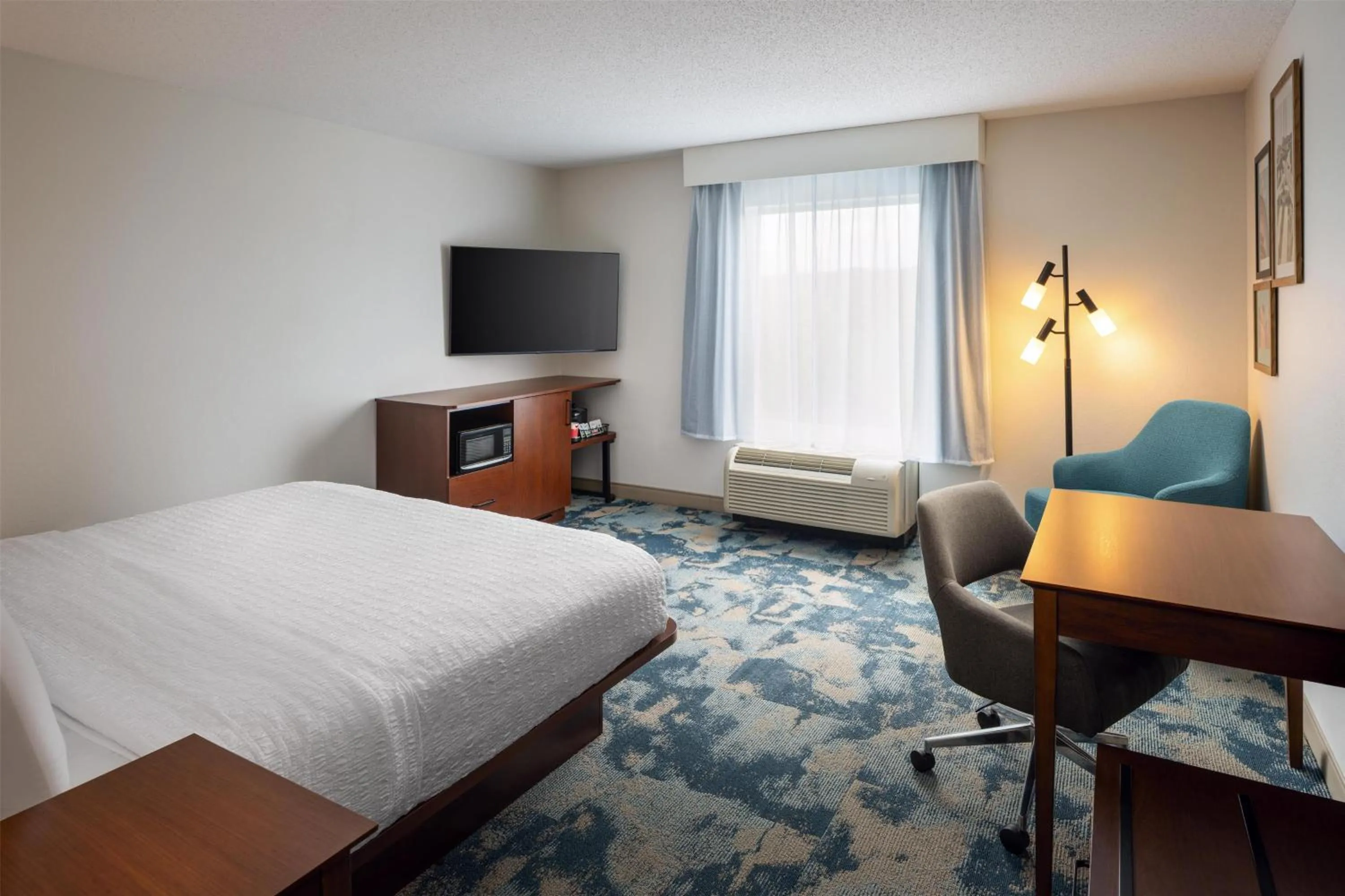 Bed in Hampton Inn & Suites Knoxville-Turkey Creek Farragut