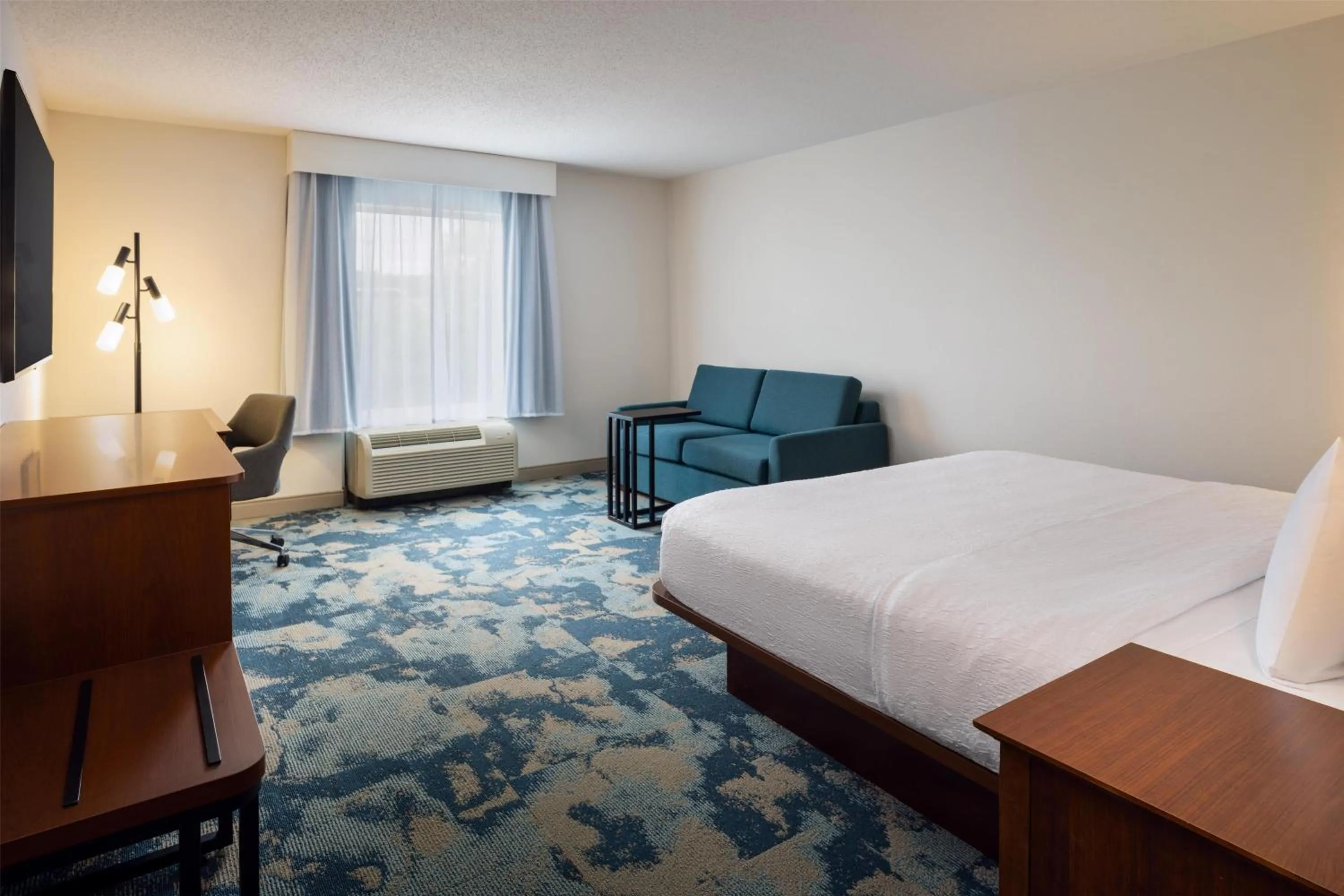 Living room, Bed in Hampton Inn & Suites Knoxville-Turkey Creek Farragut