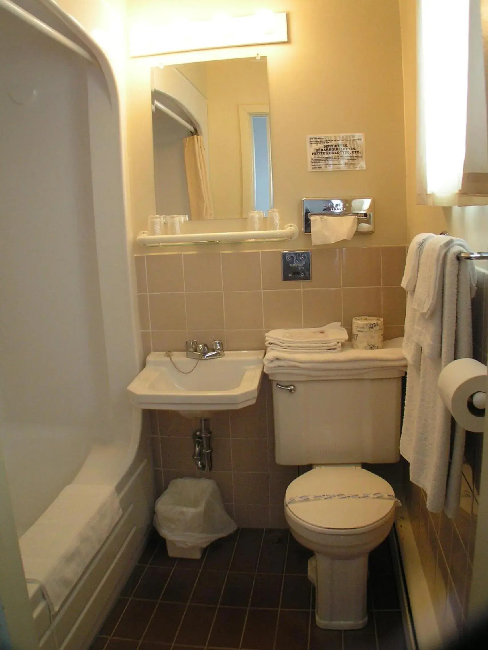 Bathroom in Motel Cartier