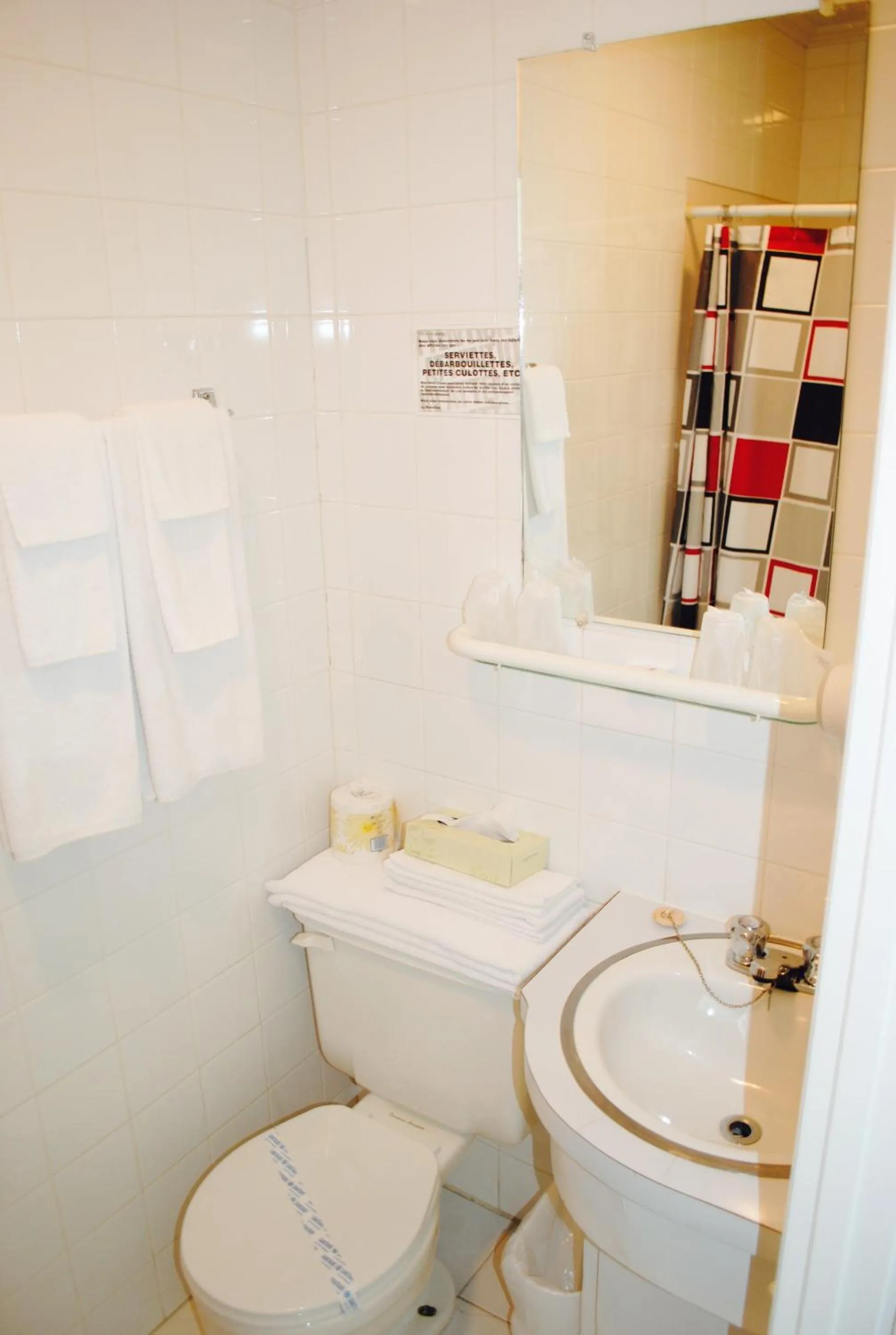 Bathroom in Motel Cartier