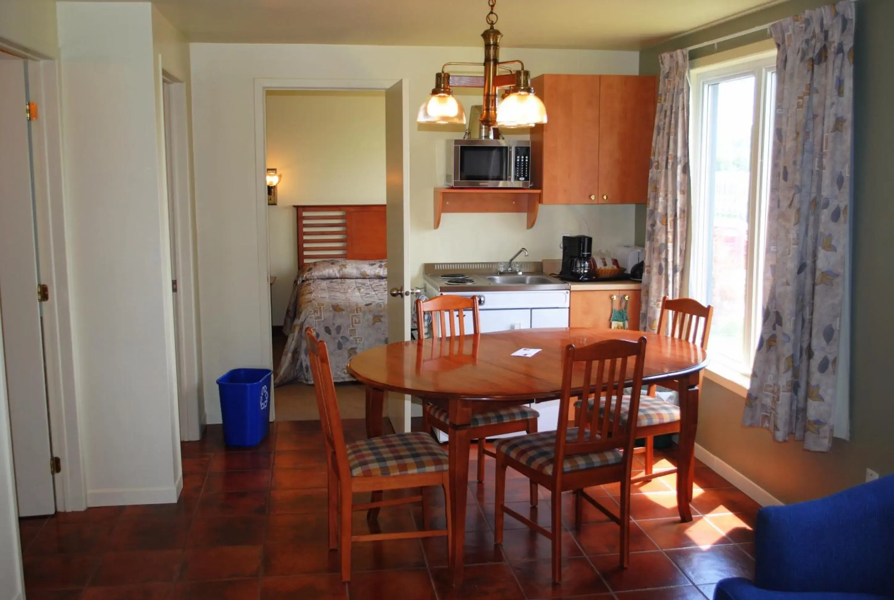 Kitchen or kitchenette, Dining Area in Motel Cartier