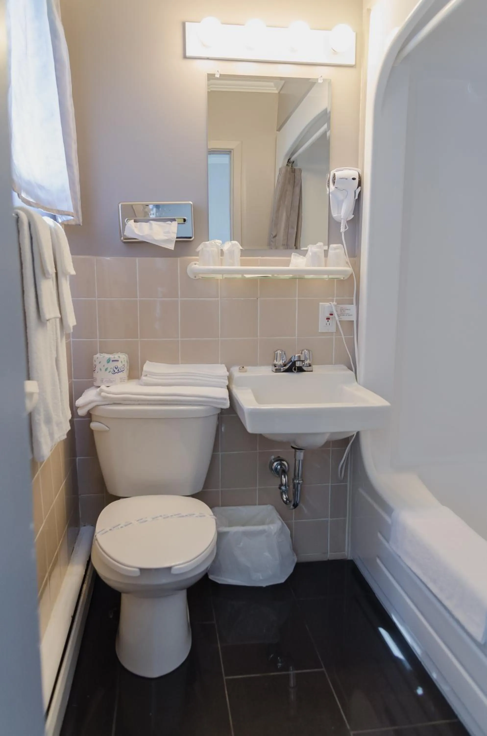 Bathroom in Motel Cartier