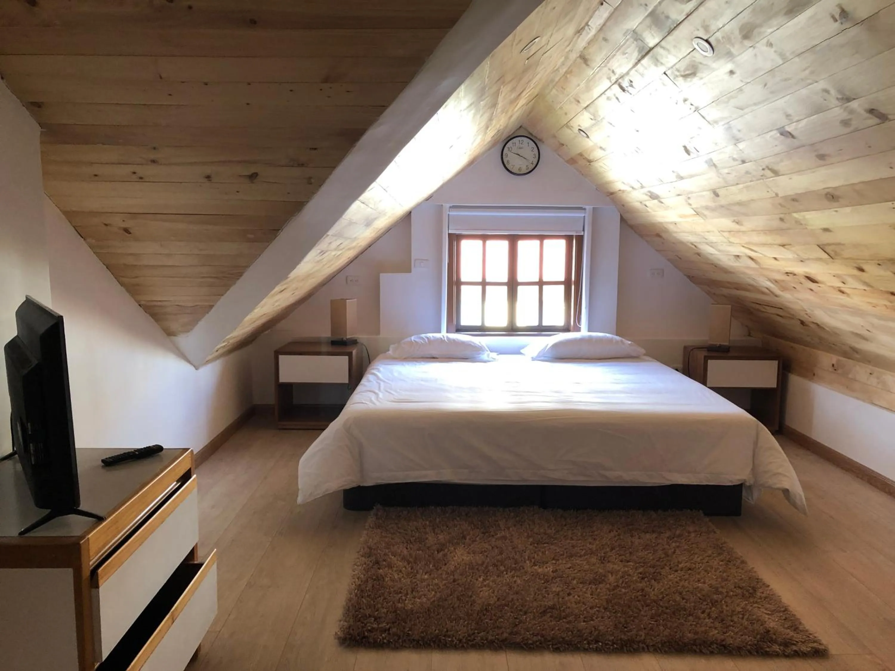 Photo of the whole room, Bed in Casa del Arupo