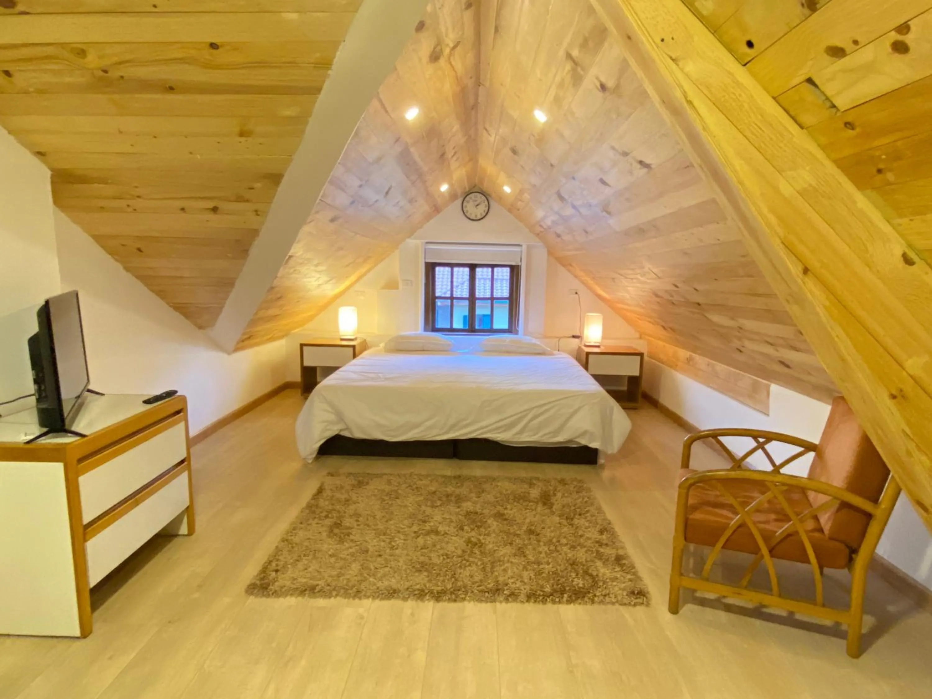 Photo of the whole room, Bed in Casa del Arupo