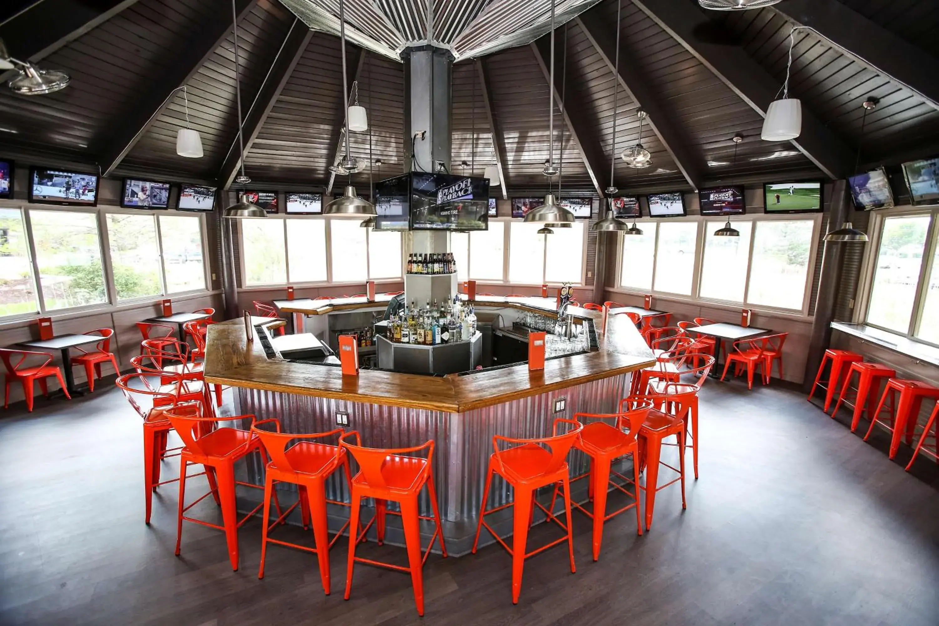 Lounge or bar in Hampton Inn Frederick Lounge or bar in Hampton Inn Frederick