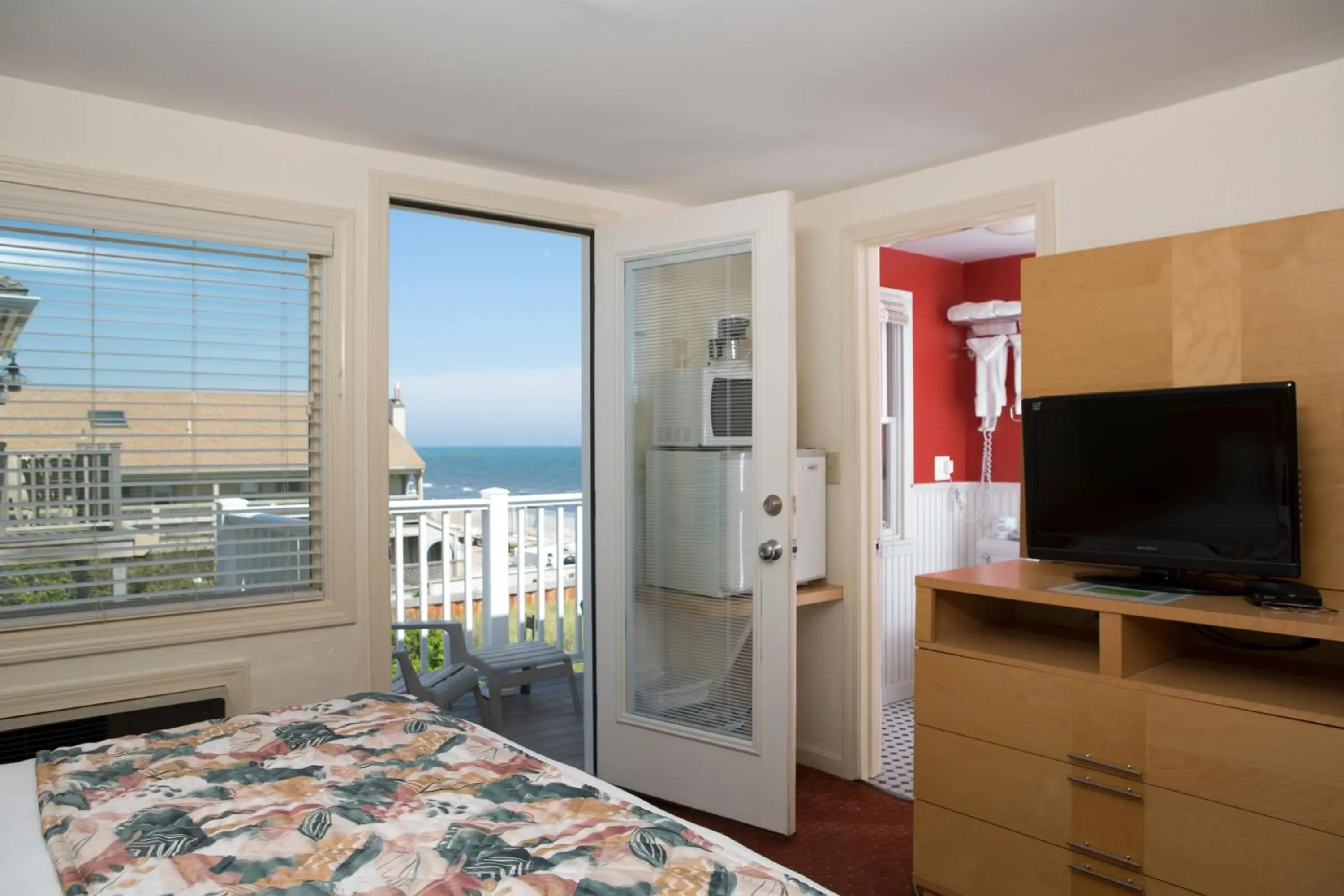 Deluxe Queen Suite in The Corsair & Cross Rip Oceanfront Deluxe Queen Suite in The Corsair & Cross Rip Oceanfront