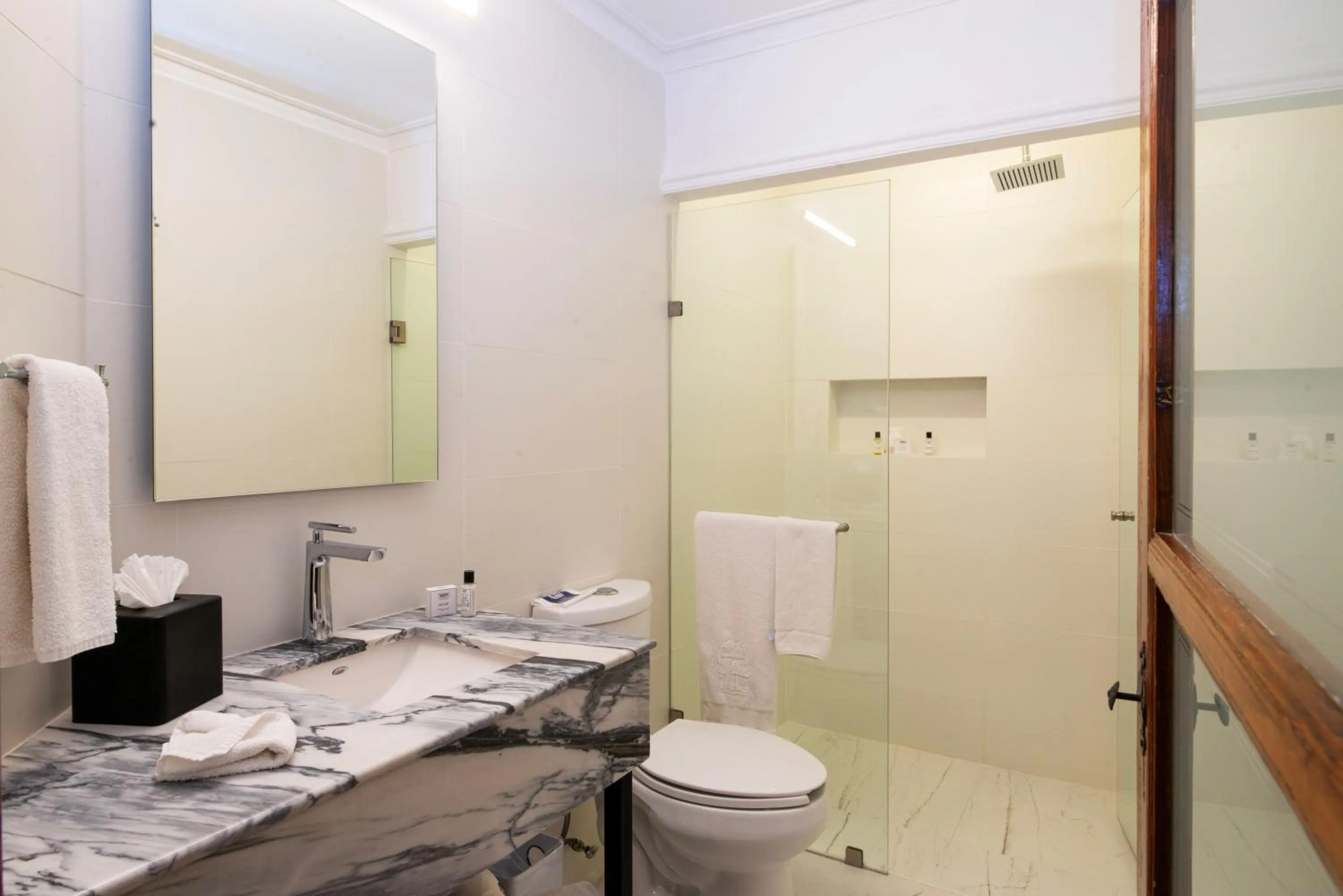 Shower in Hotel Los Juaninos