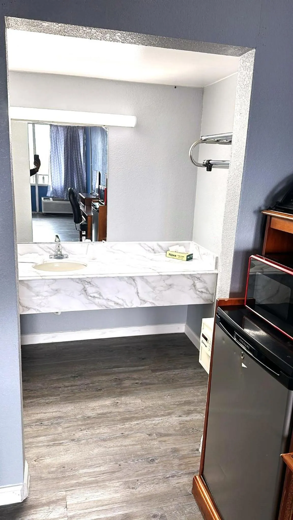 Bathroom, Bed in Travelodge by Wyndham Salisbury MD