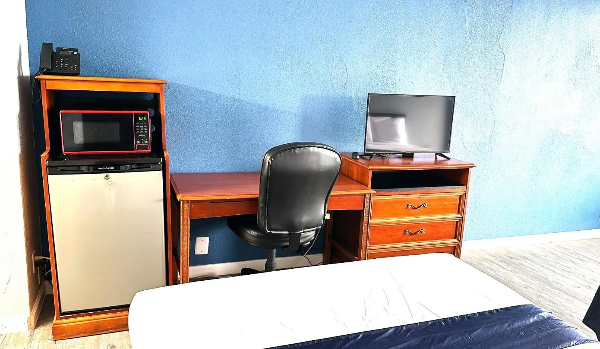 TV and multimedia in Travelodge by Wyndham Salisbury MD