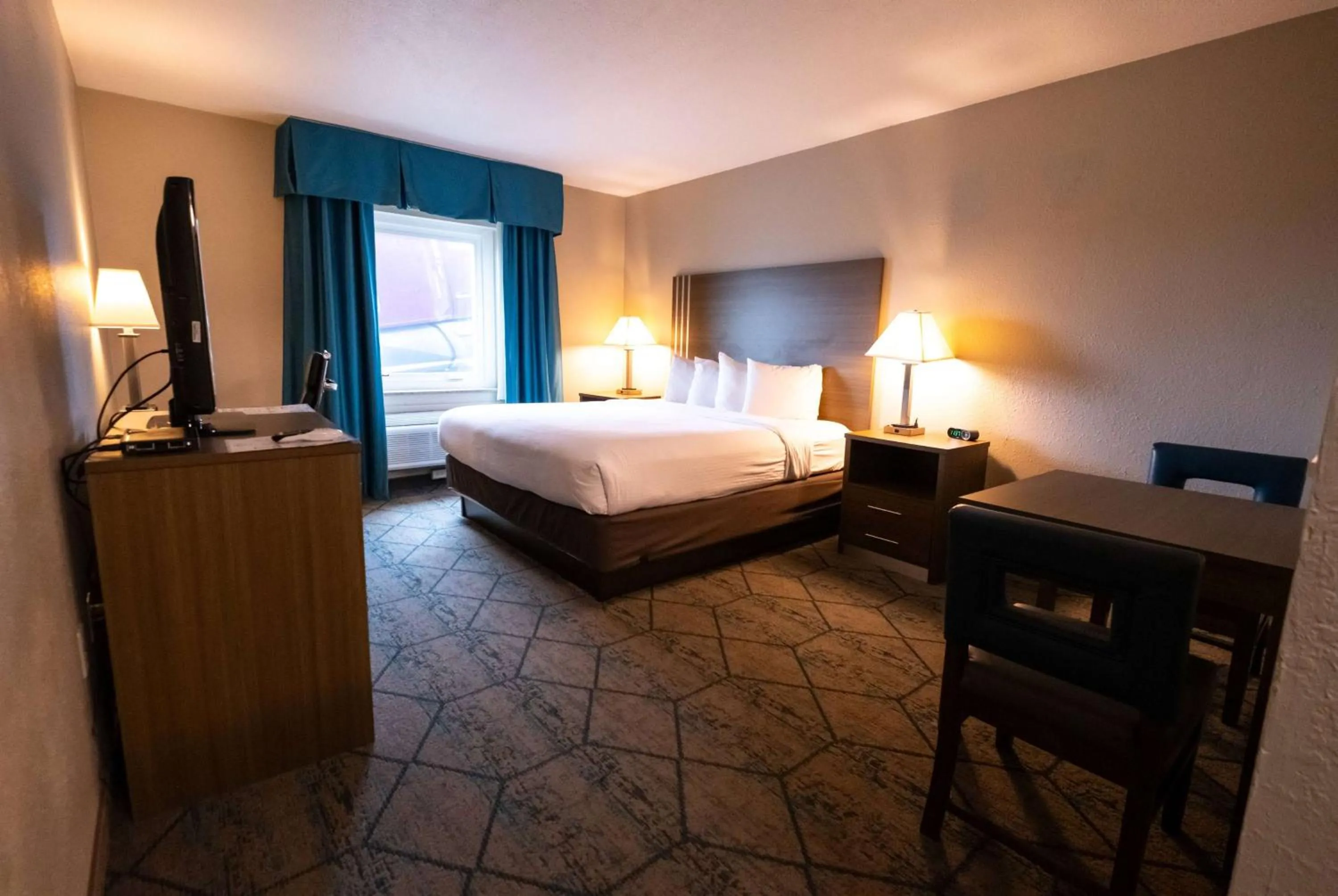 Photo of the whole room, Bed in Baymont by Wyndham Effingham