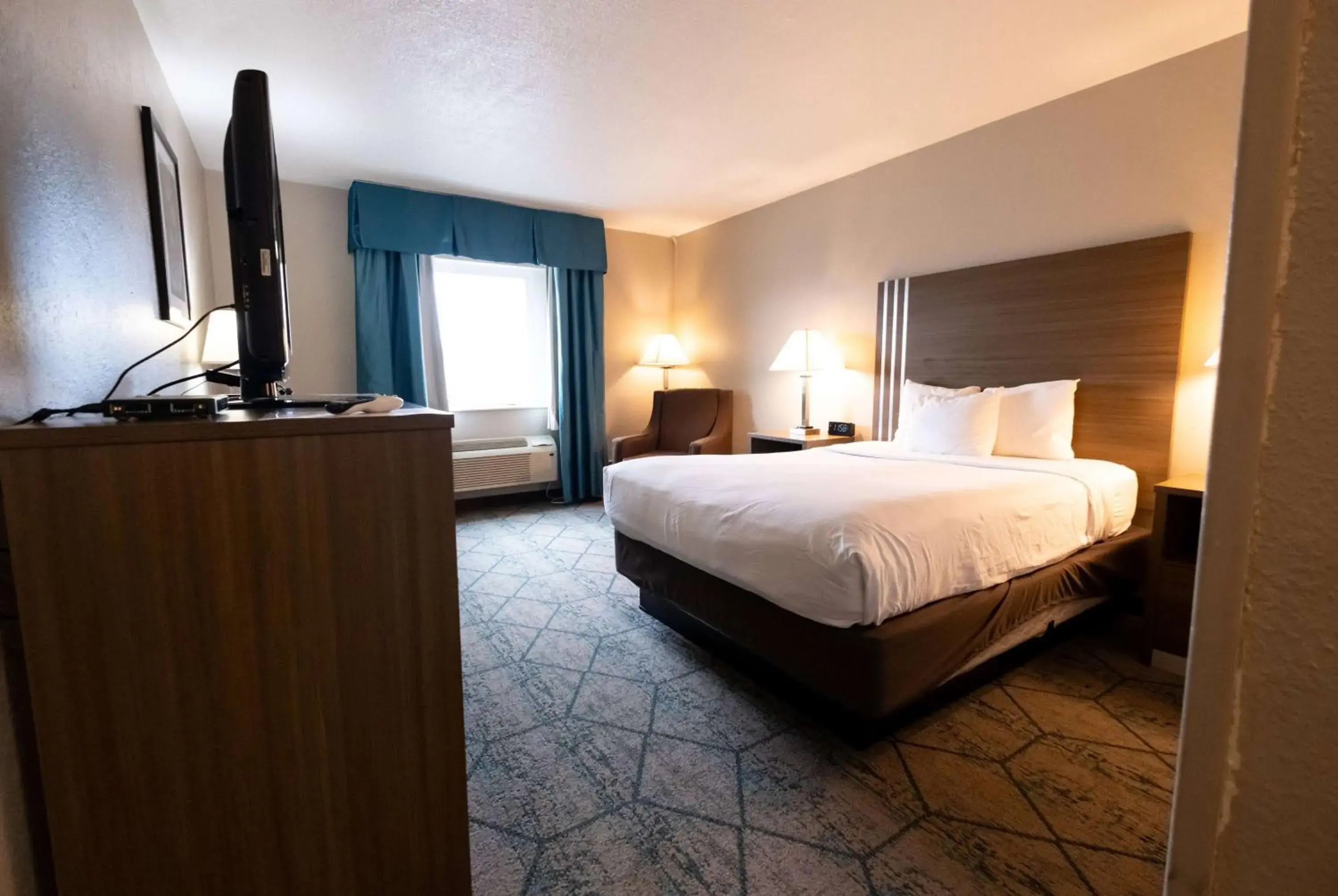 Queen Room - Mobility Access/Non-Smoking in Baymont by Wyndham Effingham Queen Room - Mobility Access/Non-Smoking in Baymont by Wyndham Effingham