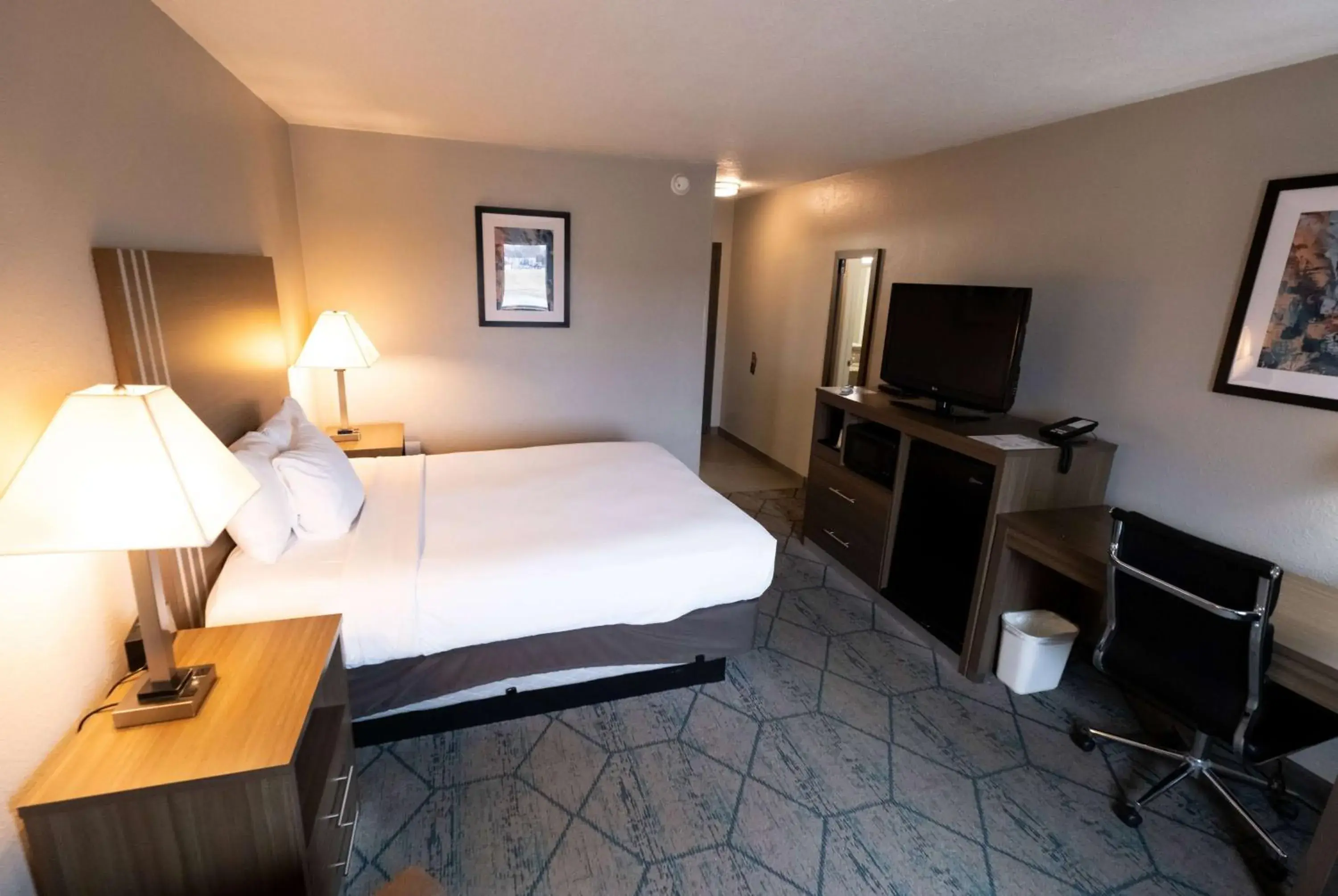 Queen Room - Smoking in Baymont by Wyndham Effingham Queen Room - Smoking in Baymont by Wyndham Effingham