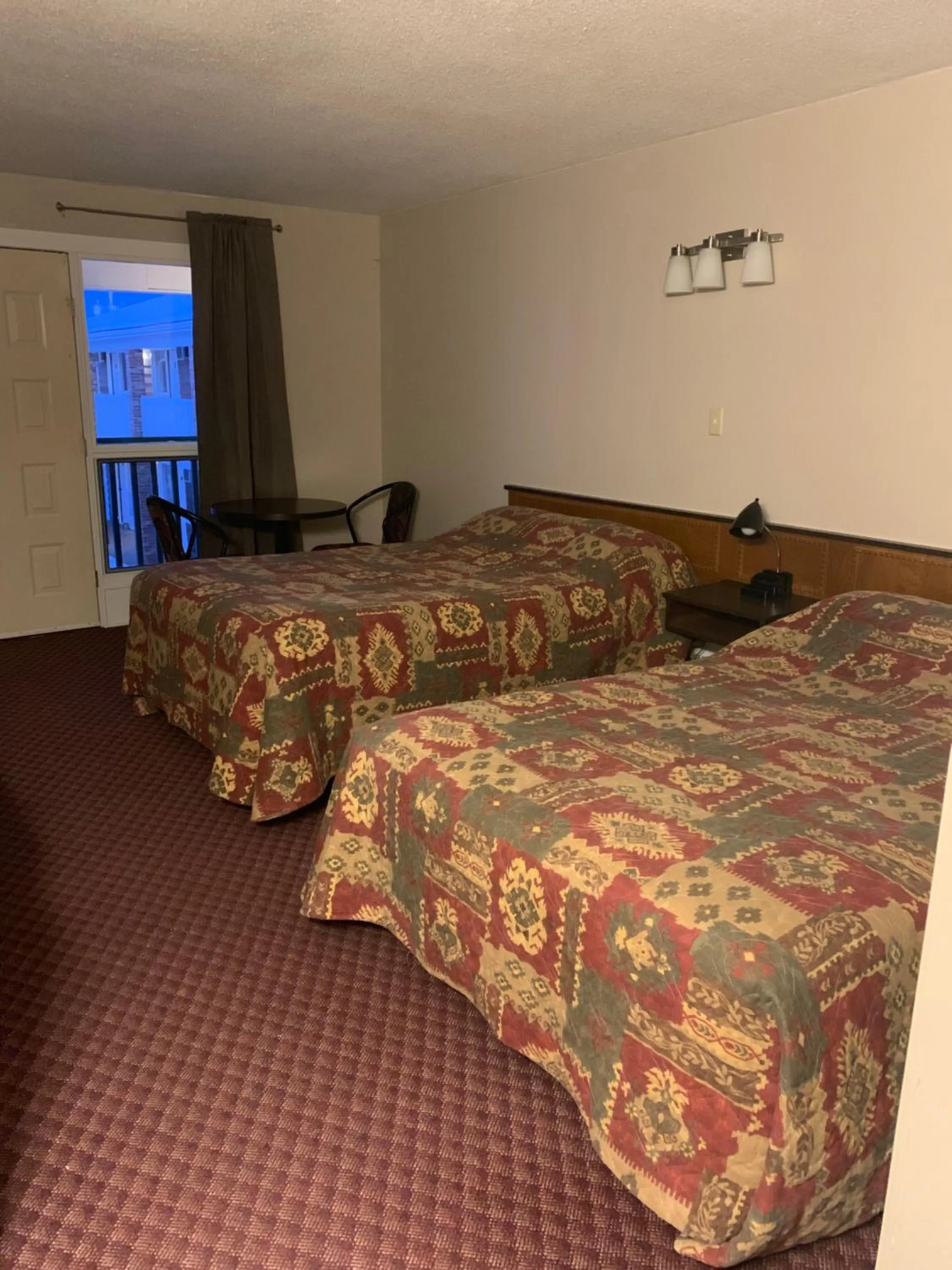 Photo of the whole room, Bed in Airways Motel