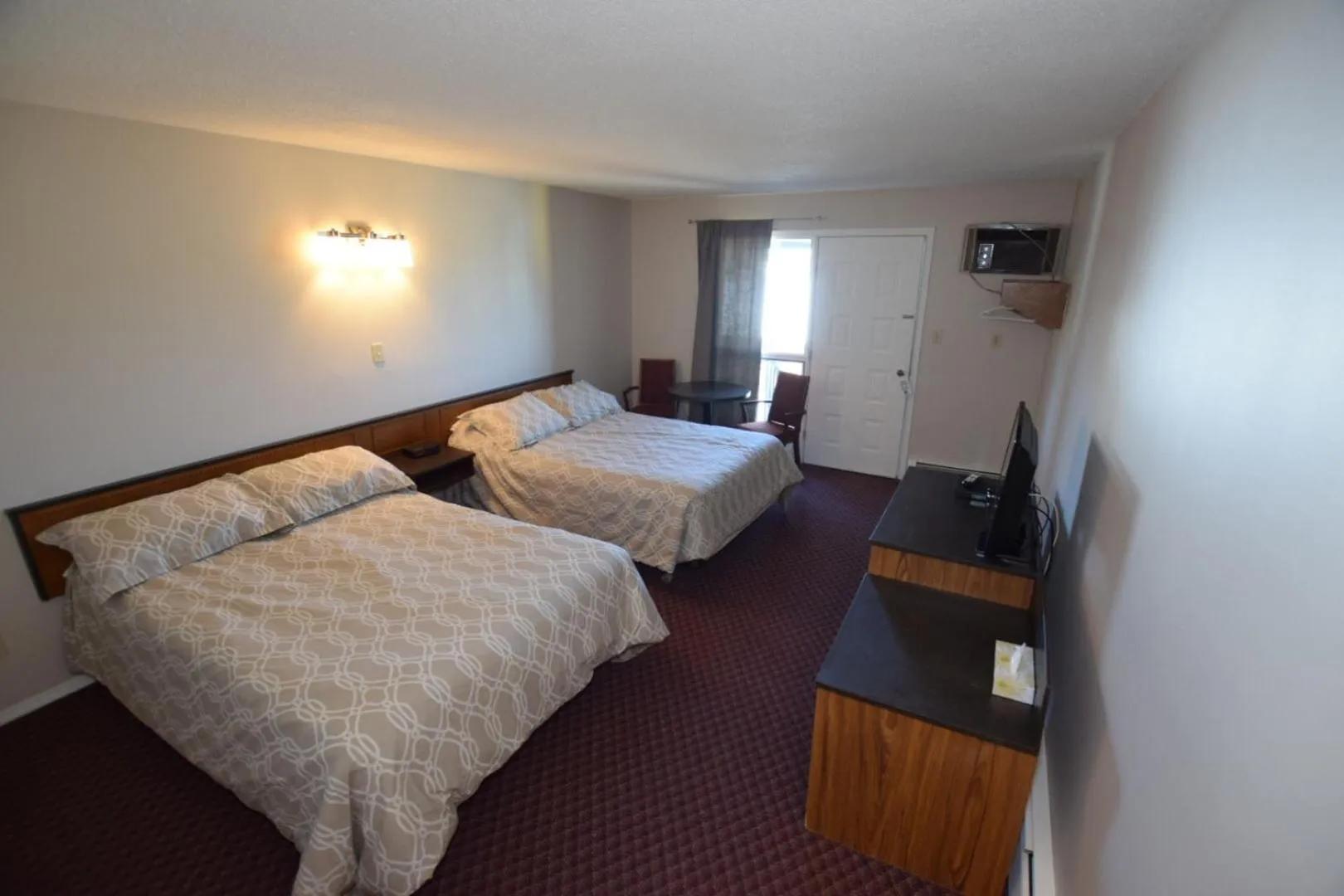 Photo of the whole room, Bed in Airways Motel