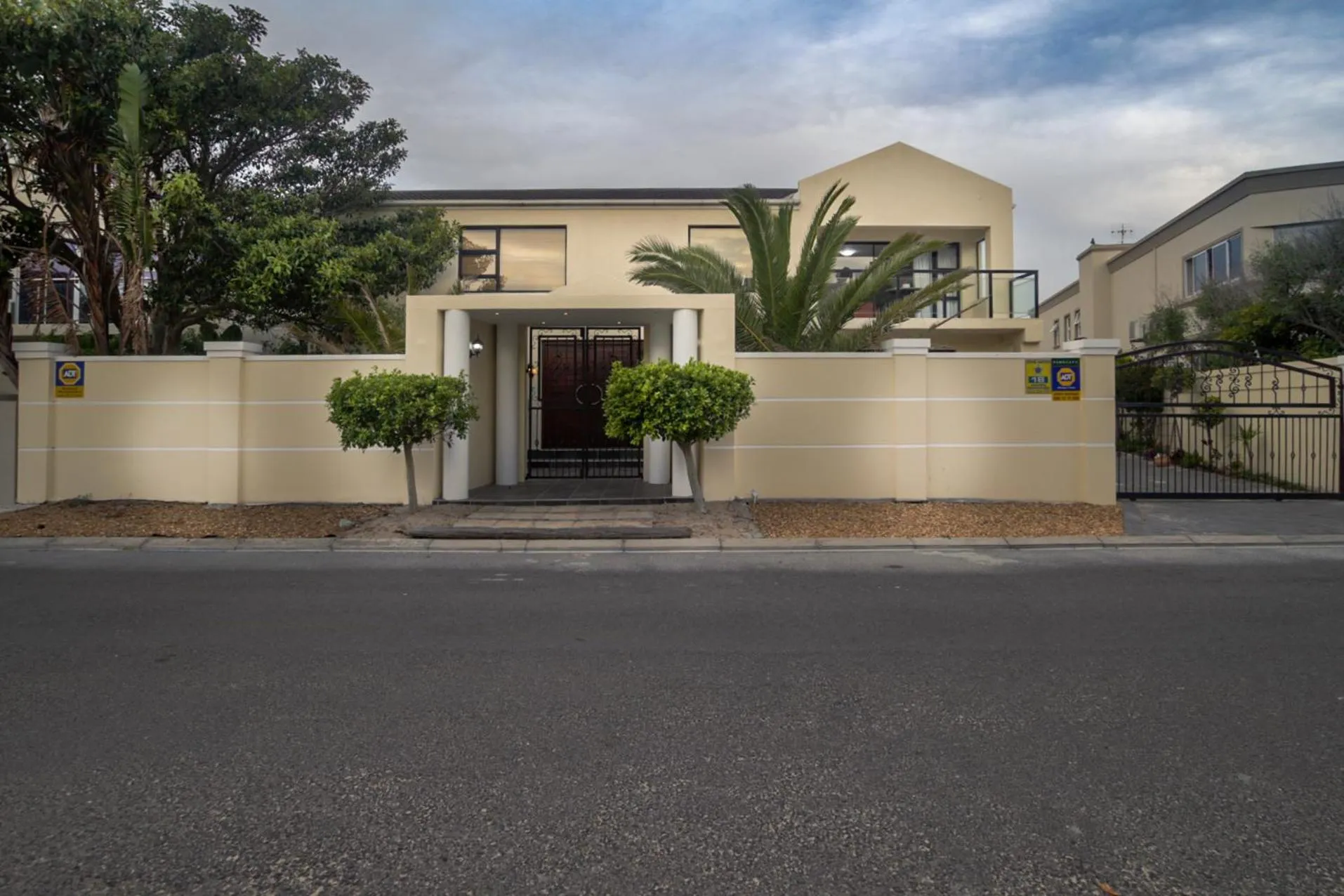 Property building in Atlantic Bay Lodge