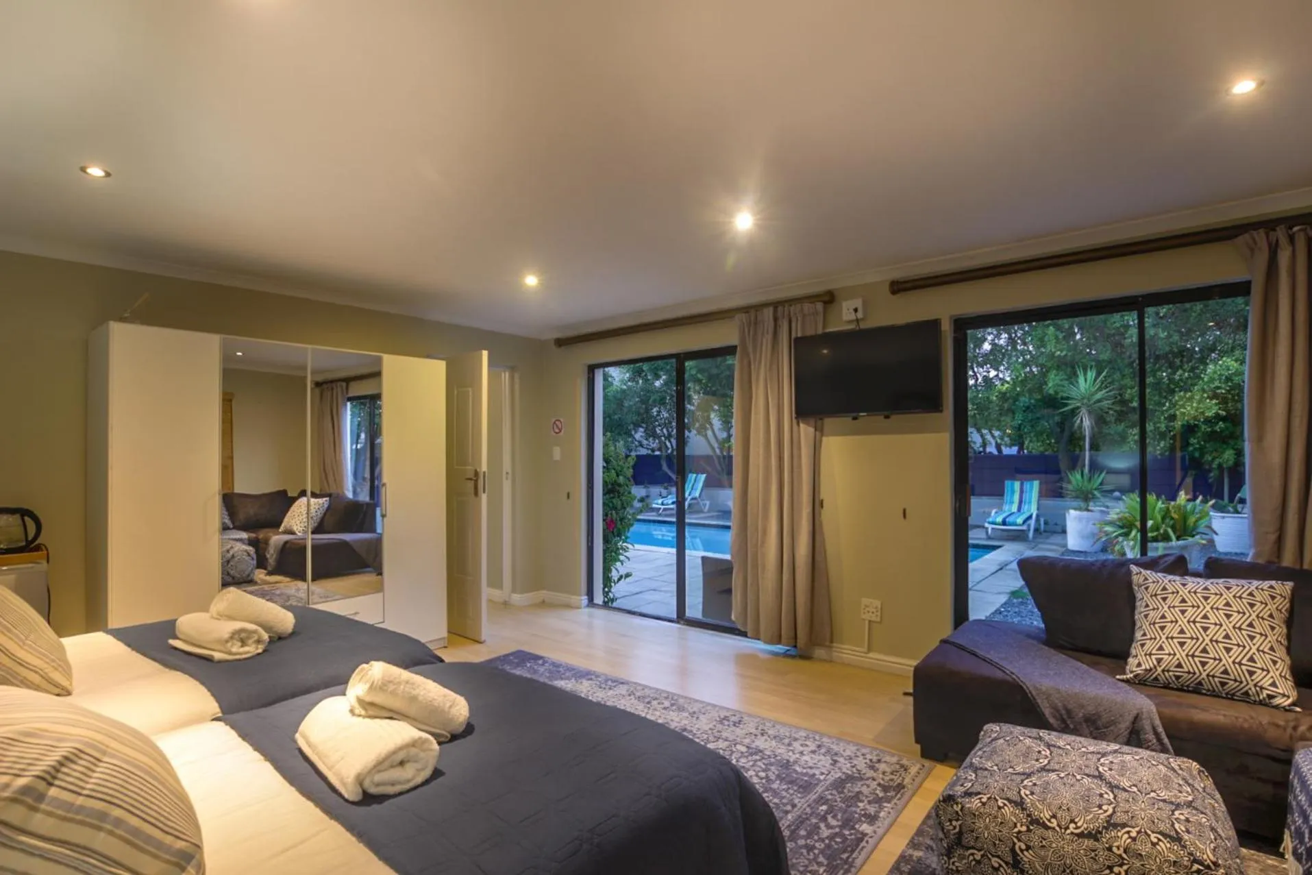 Photo of the whole room, Bed in Atlantic Bay Lodge