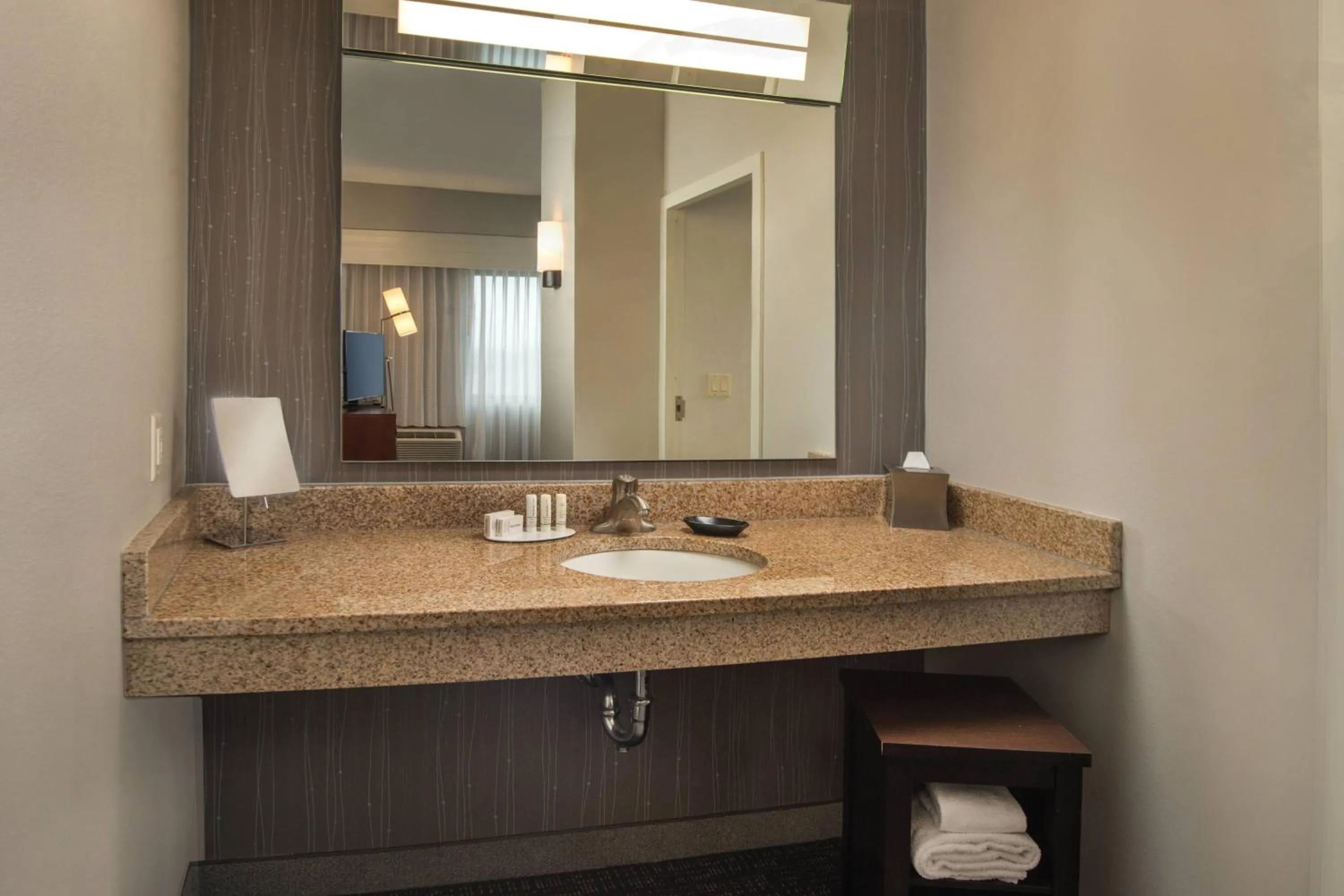 Bathroom in Courtyard by Marriott Hagerstown