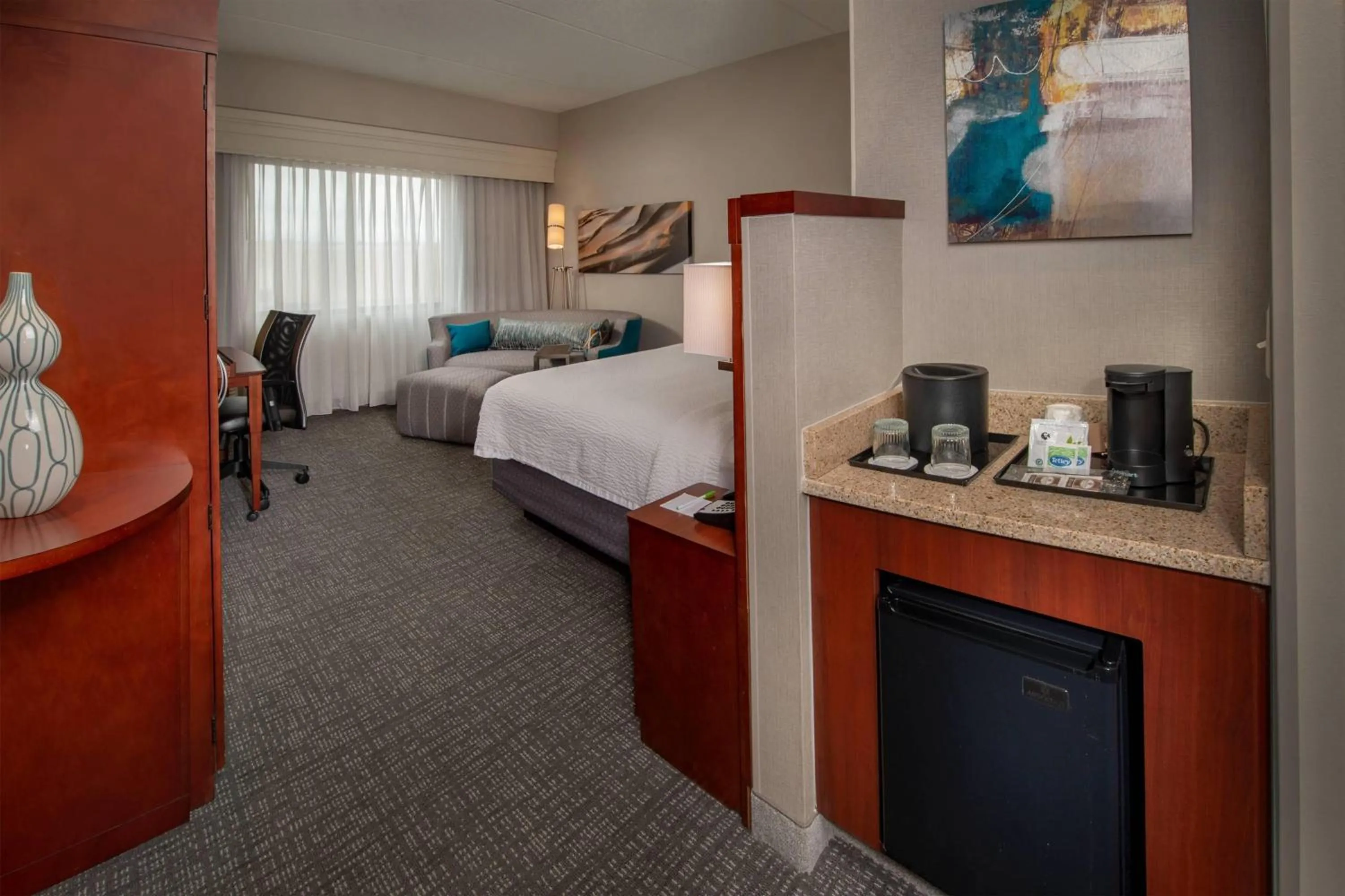 Photo of the whole room, Bed in Courtyard by Marriott Hagerstown