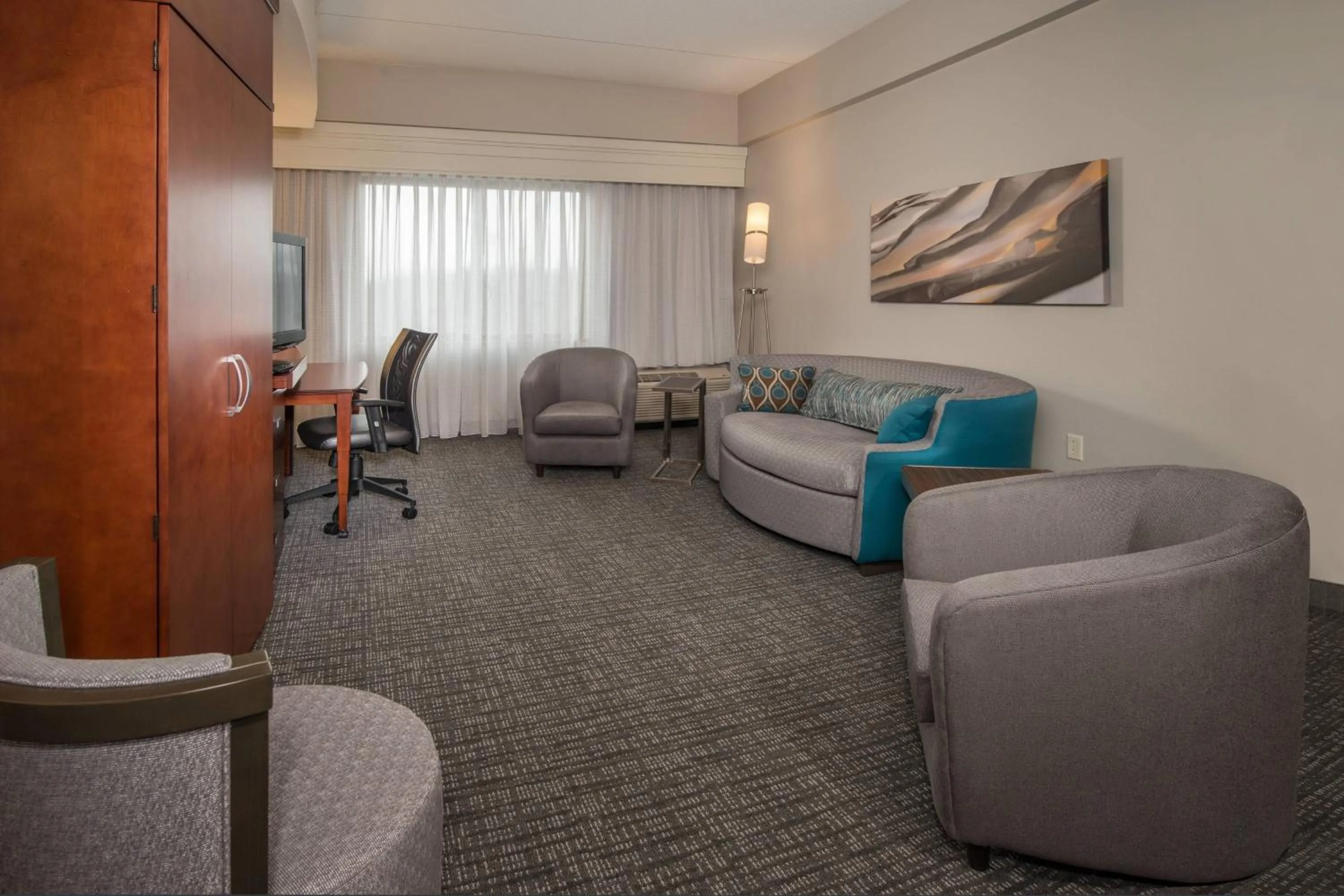 Living room in Courtyard by Marriott Hagerstown