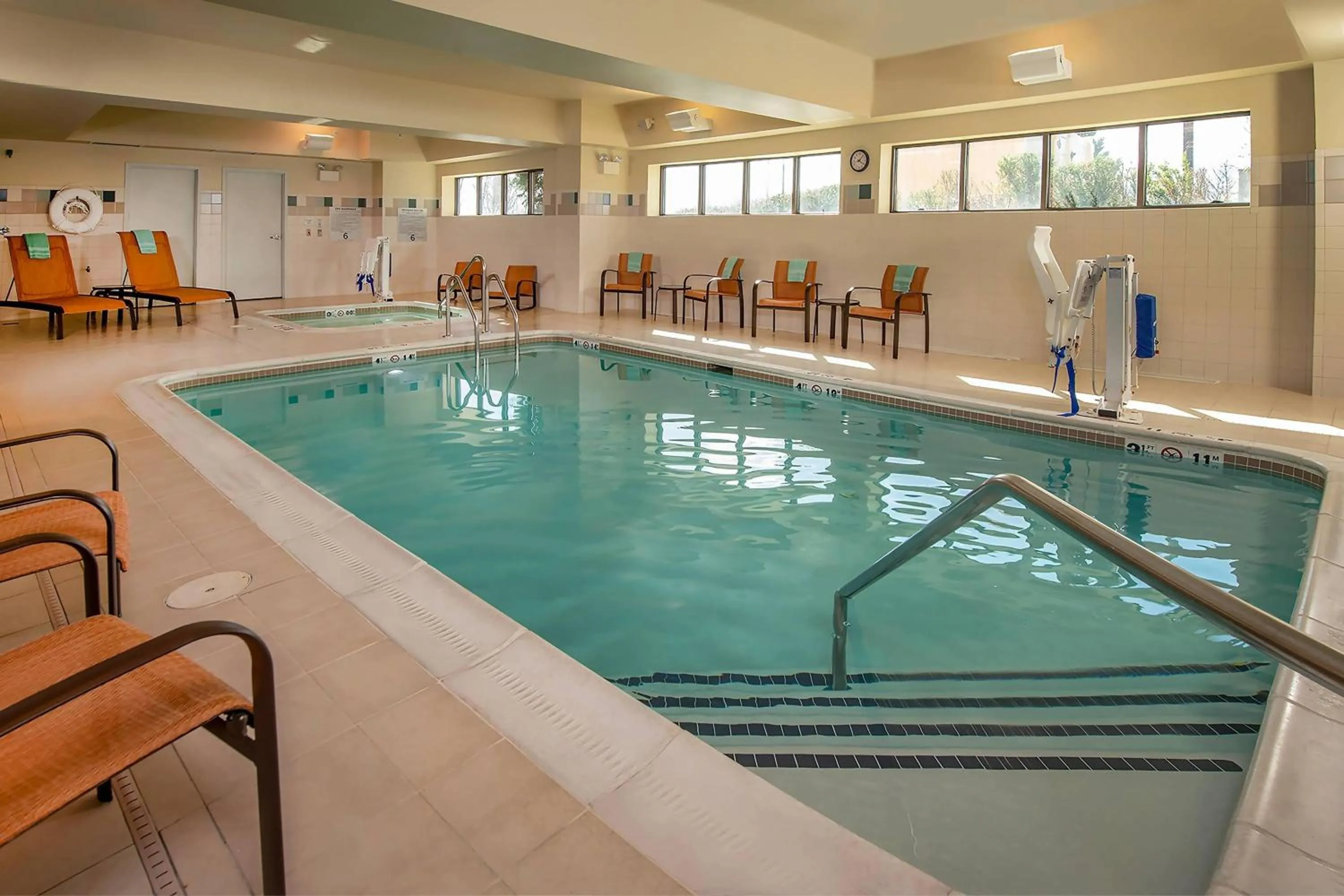 Swimming pool in Courtyard by Marriott Hagerstown