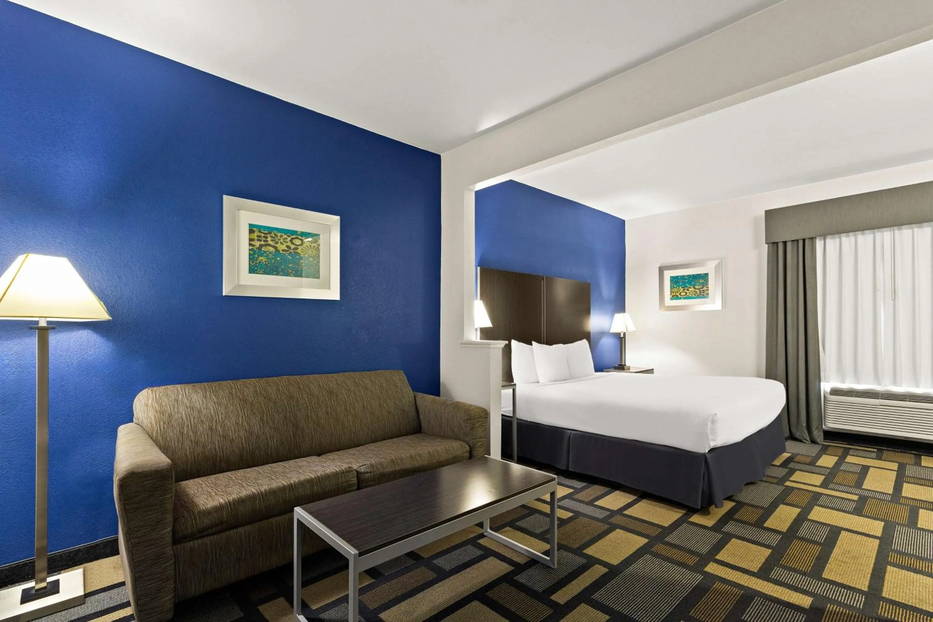 Photo of the whole room, Bed in Best Western Galleria Inn & Suites