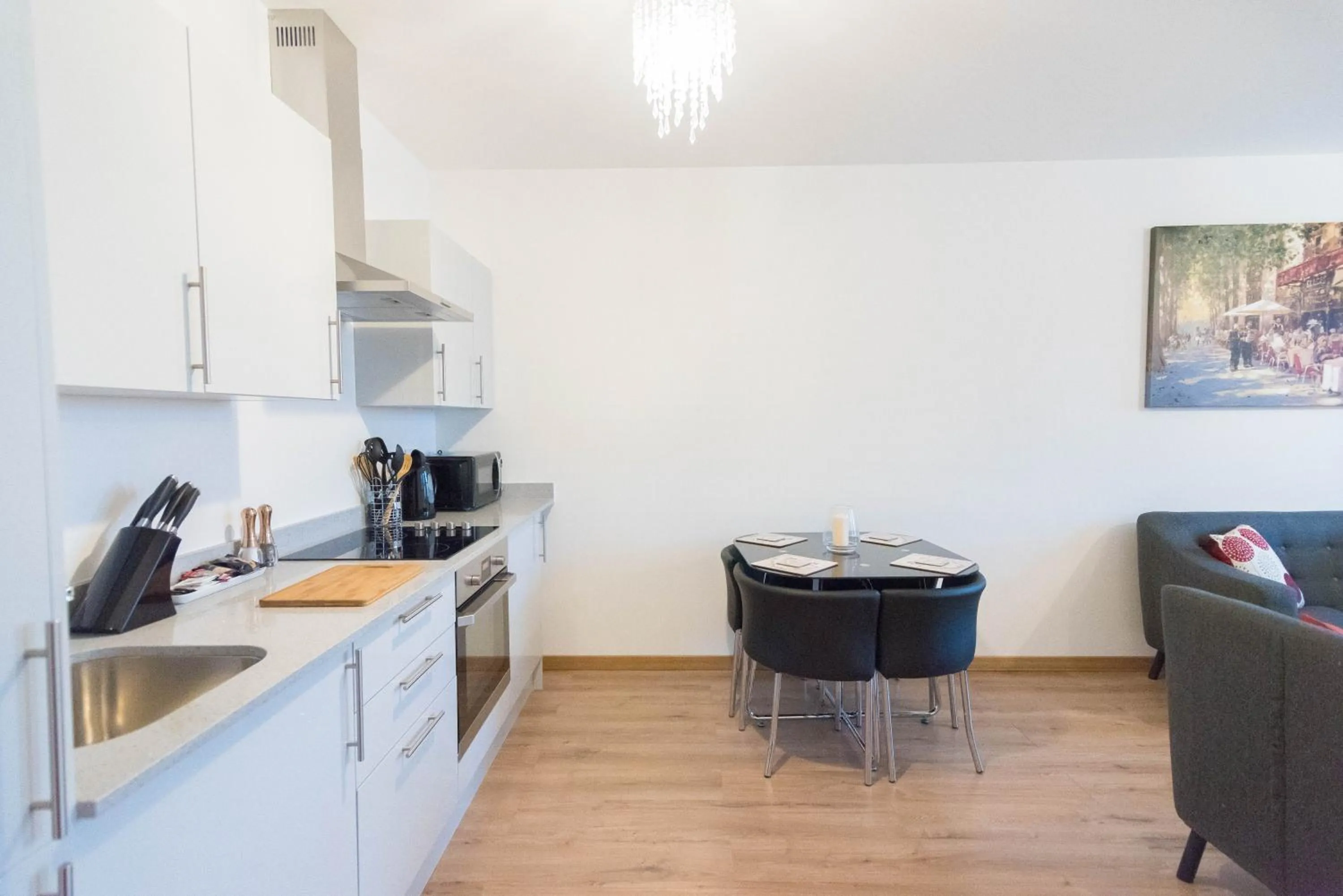 TV and multimedia in Comfortable 2BR Swindon Long Stay