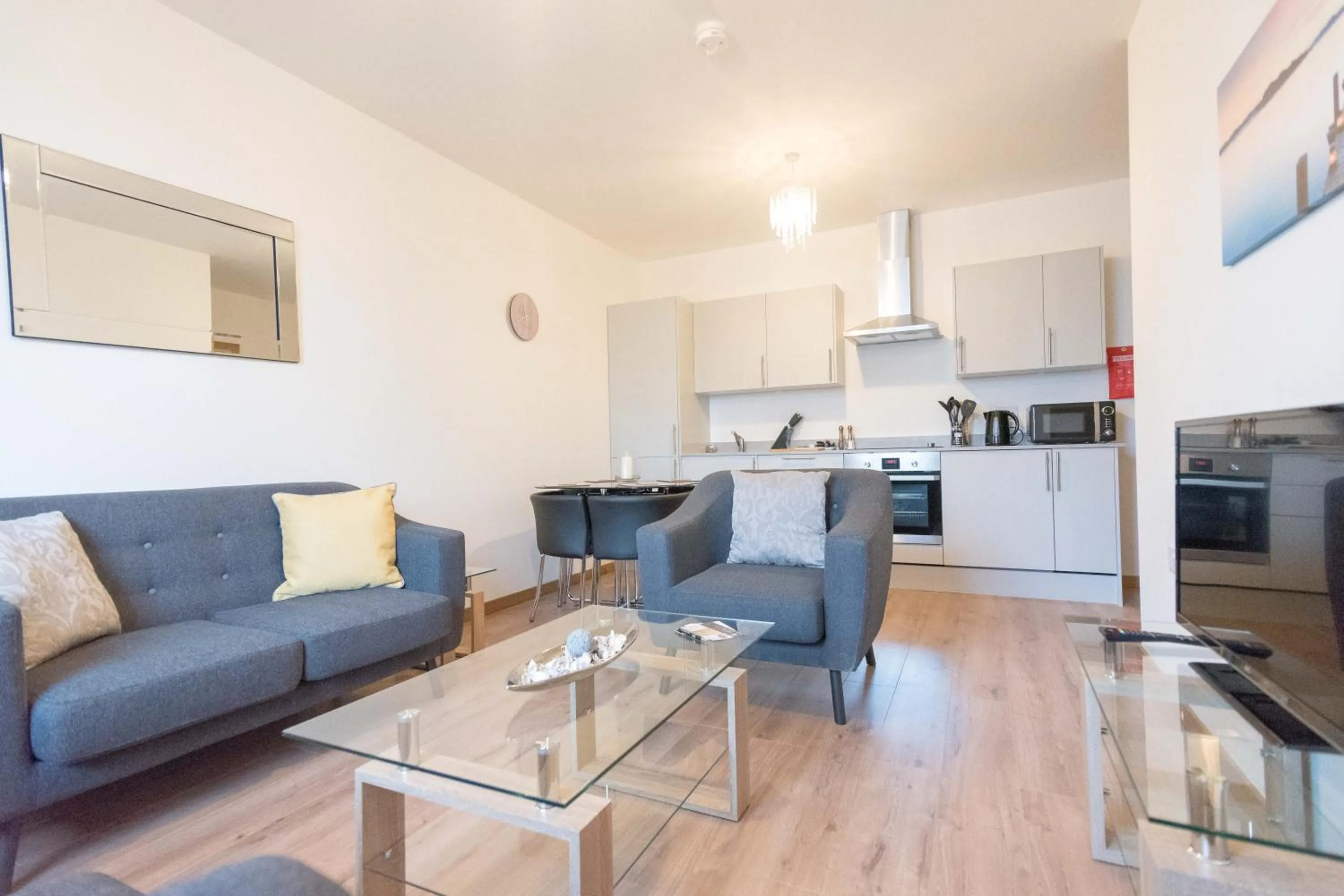 TV and multimedia in Comfortable 2BR Swindon Long Stay