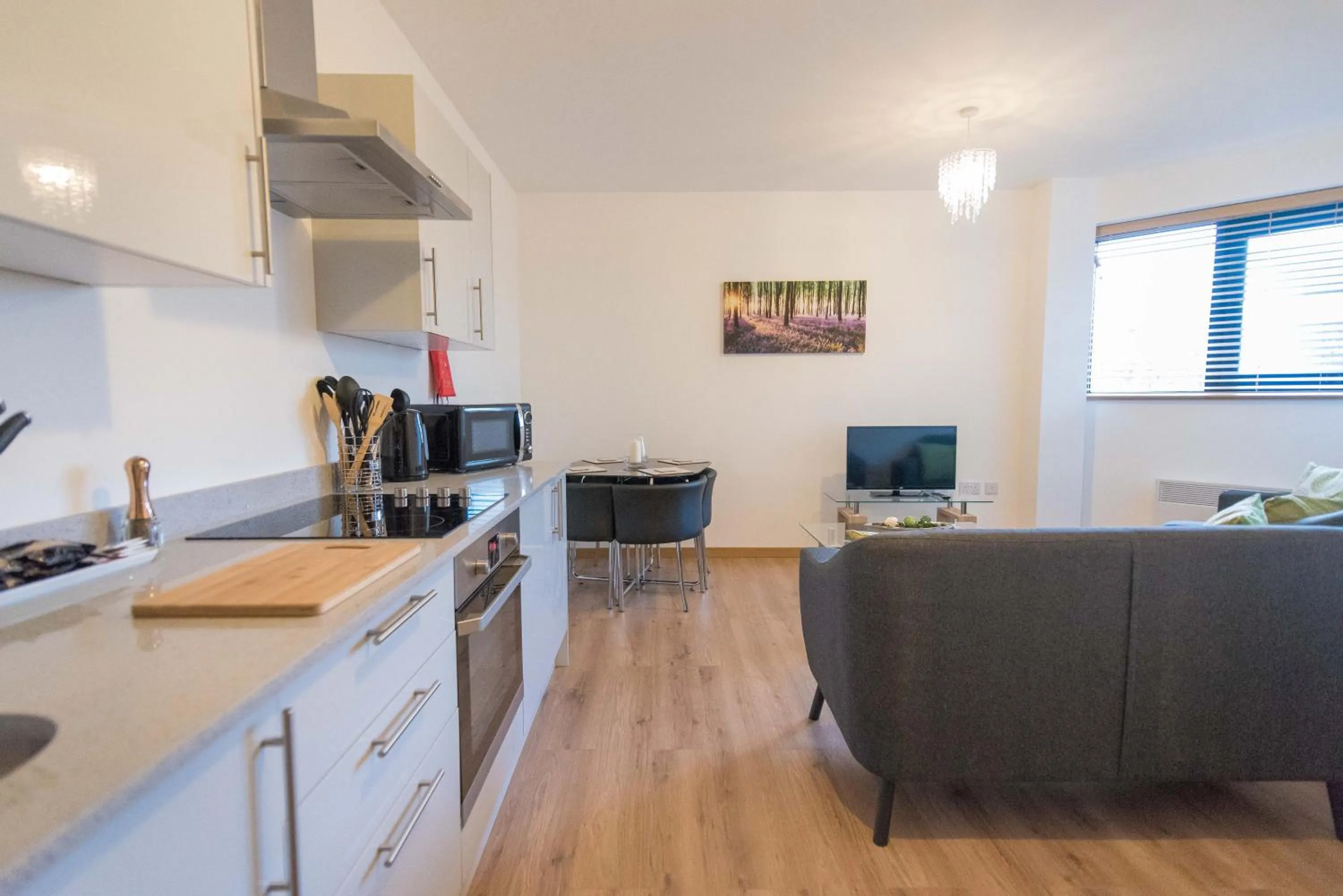 Spring in Comfortable 2BR Swindon Long Stay