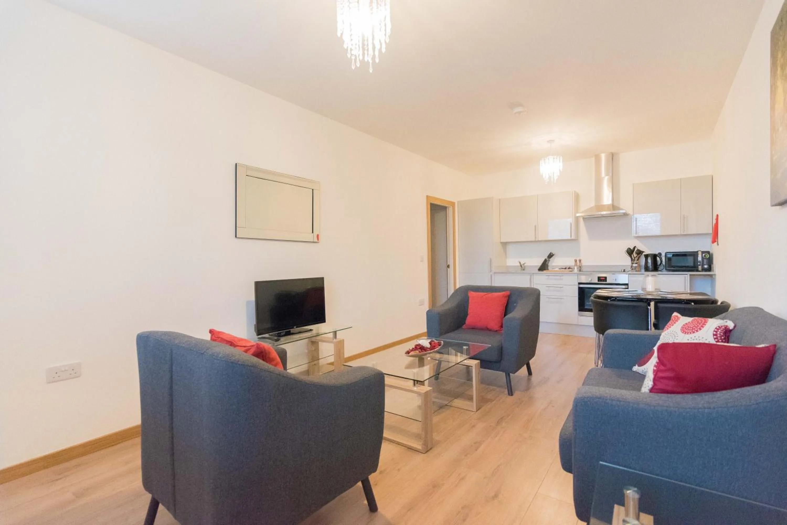 TV and multimedia in Comfortable 2BR Swindon Long Stay
