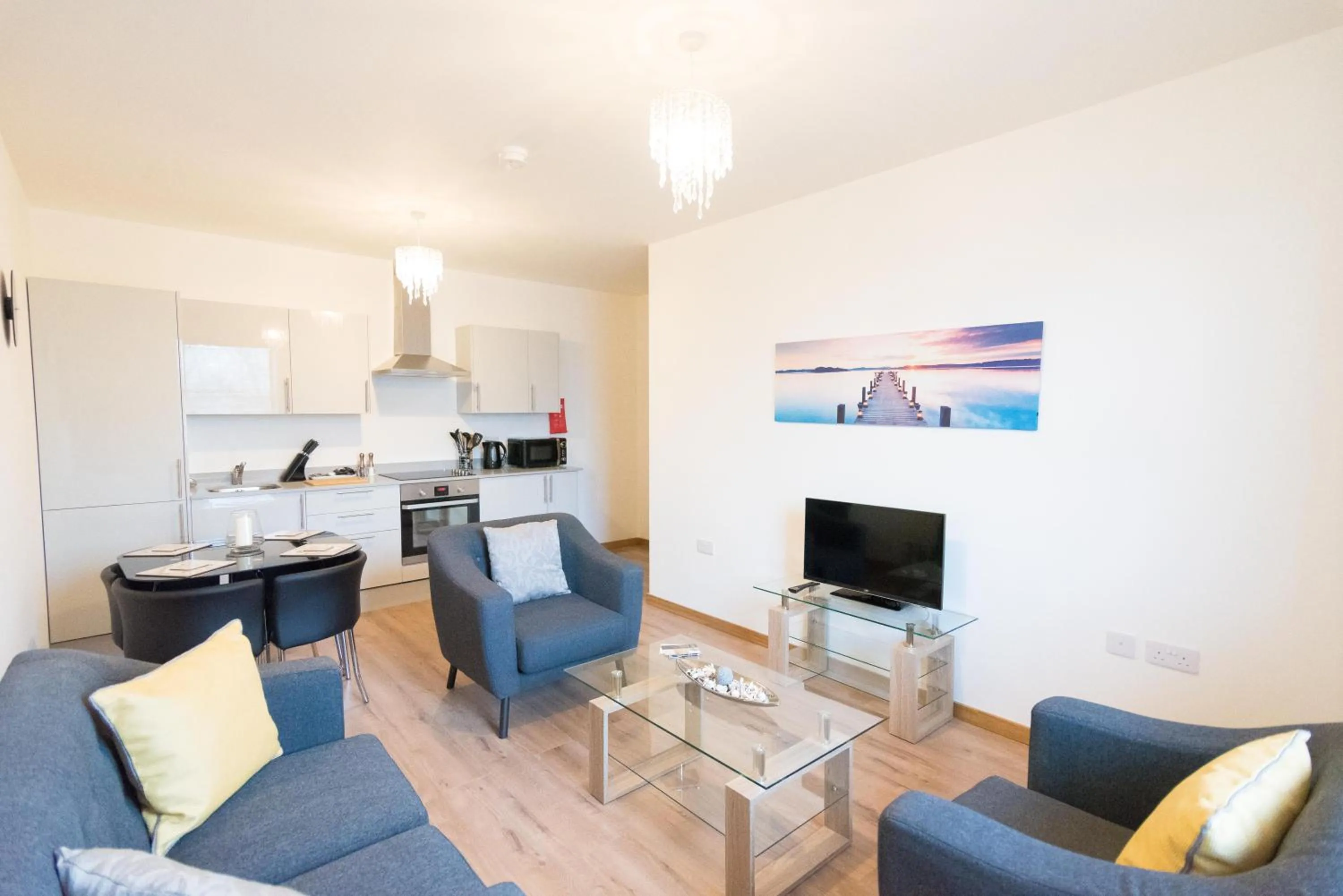TV and multimedia in Comfortable 2BR Swindon Long Stay