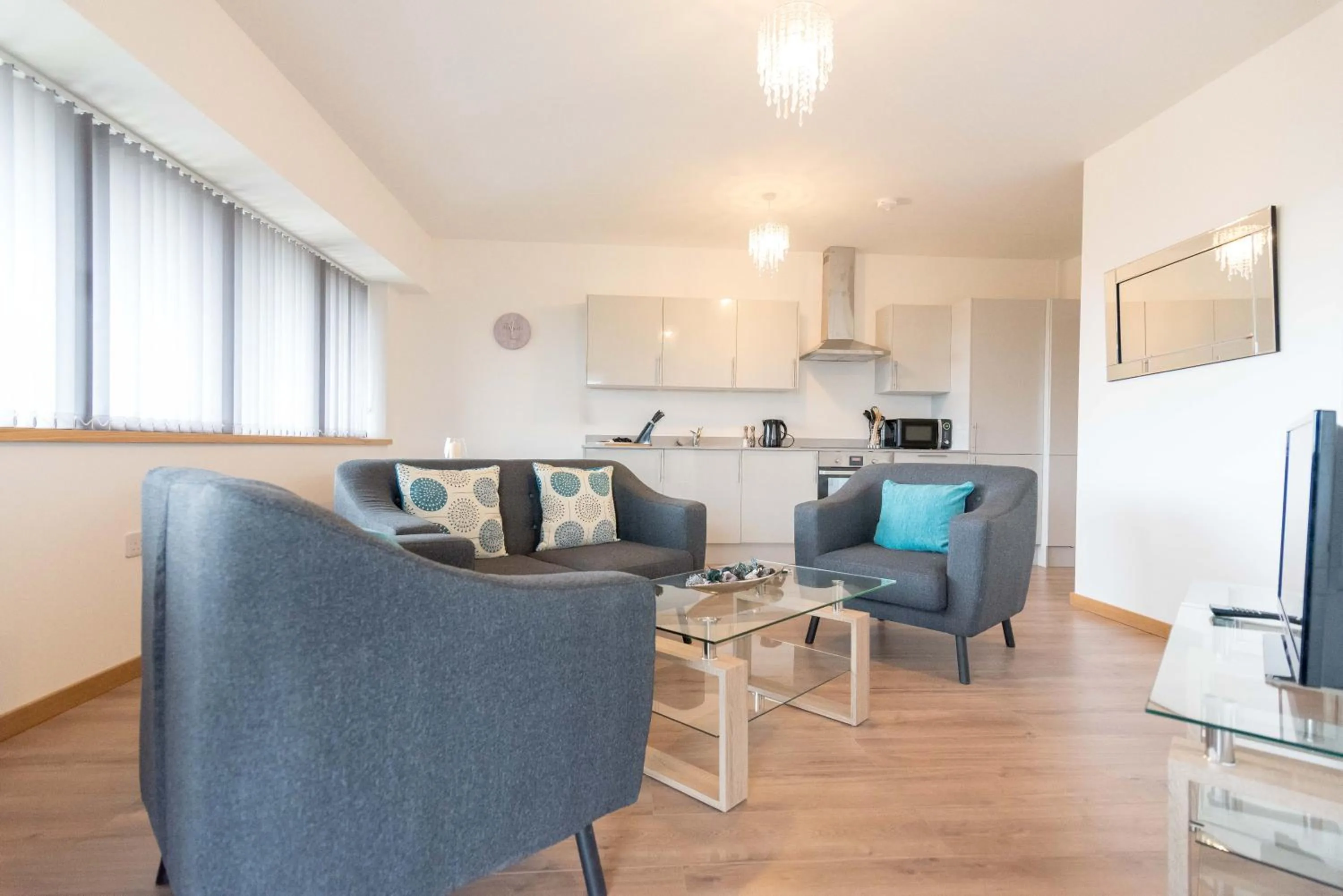 TV and multimedia in Comfortable 2BR Swindon Long Stay