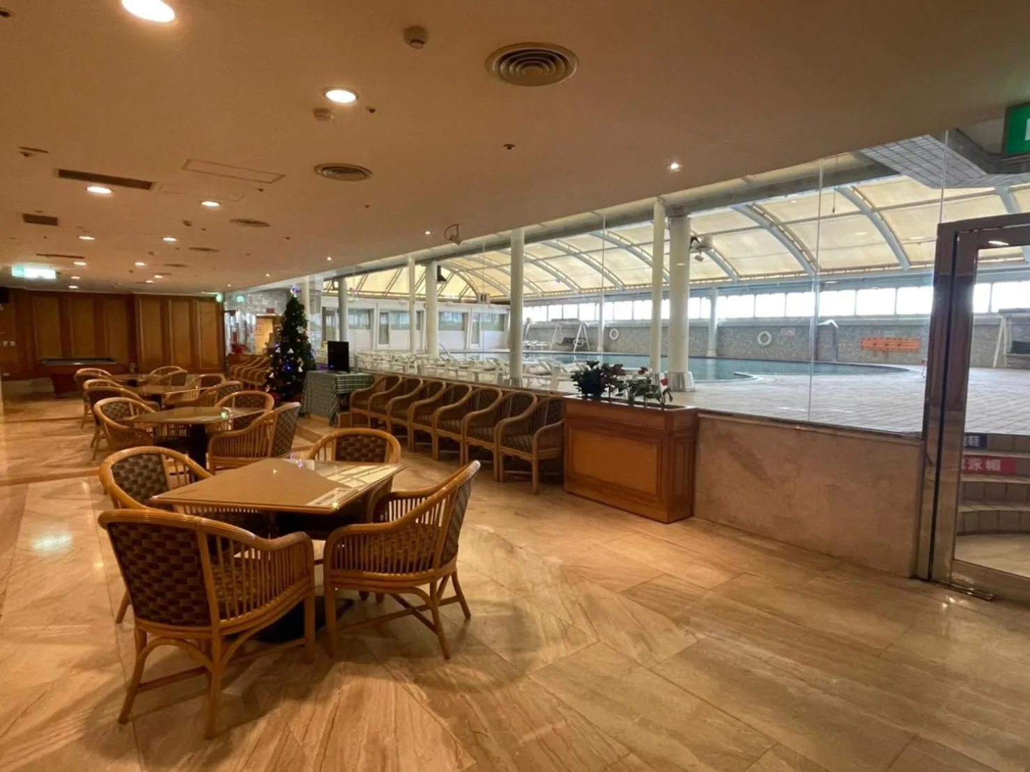 Swimming pool in Chuto Plaza Hotel