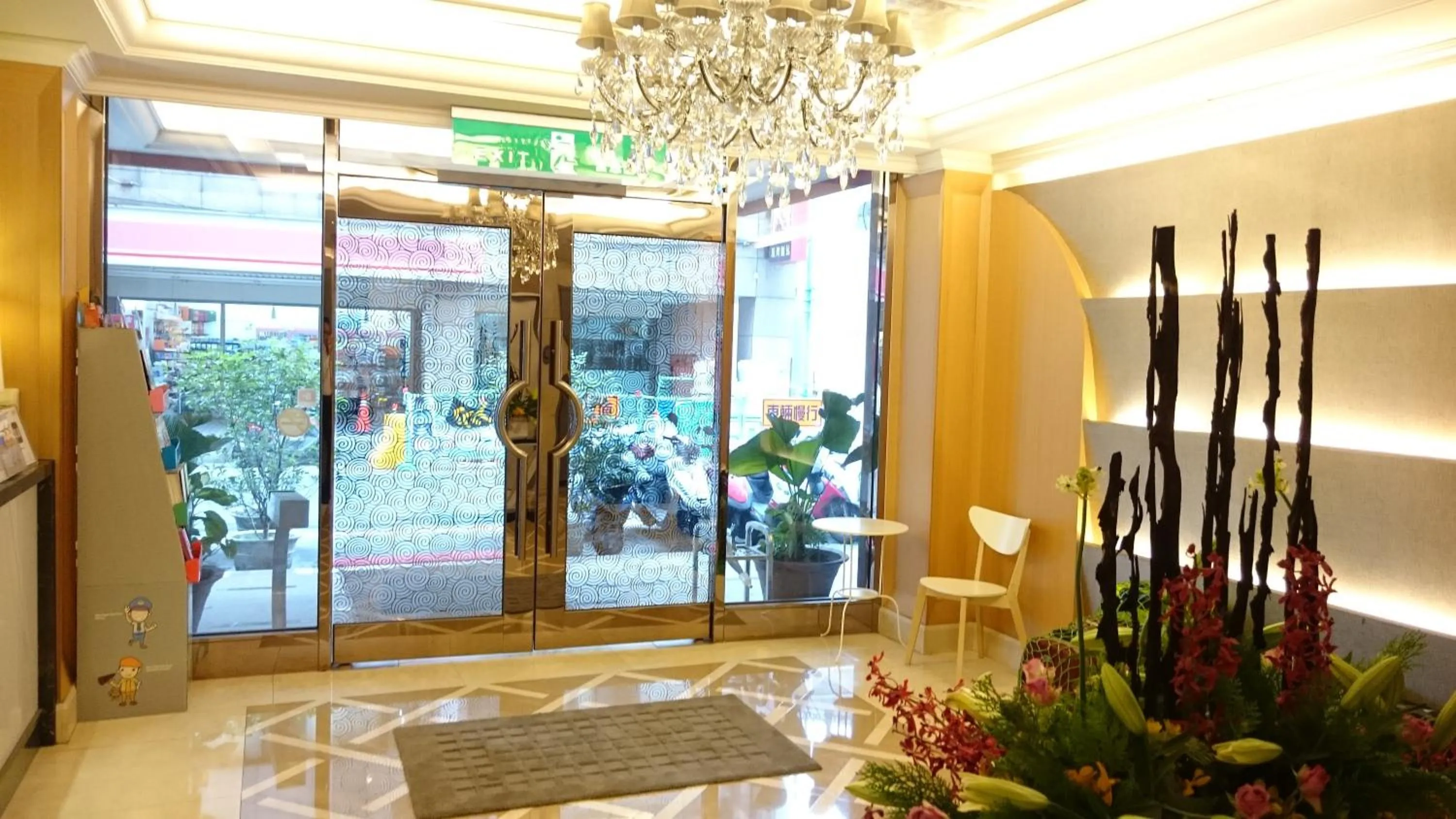 Lobby or reception in MRT Hotel