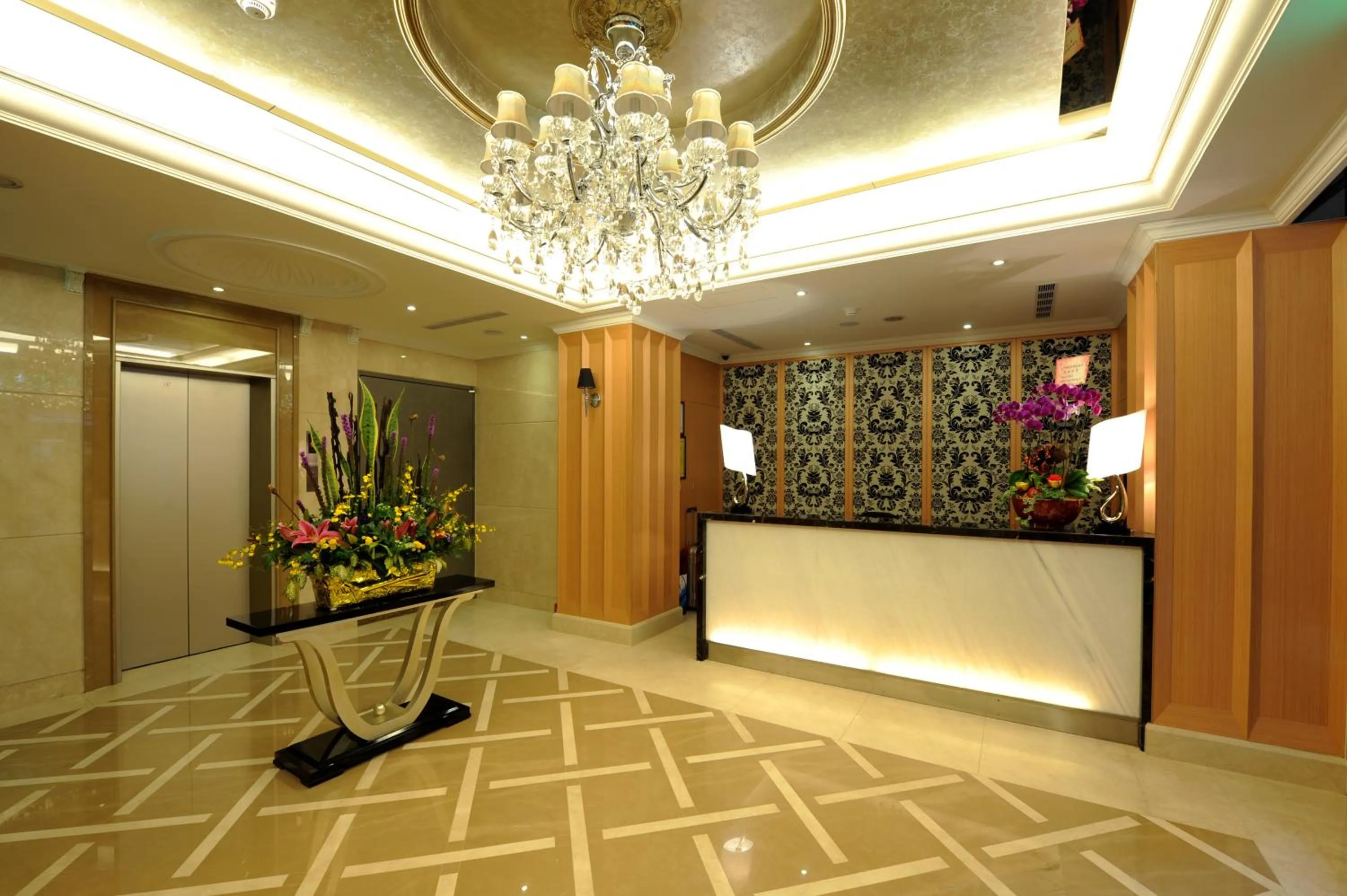 Lobby or reception in MRT Hotel