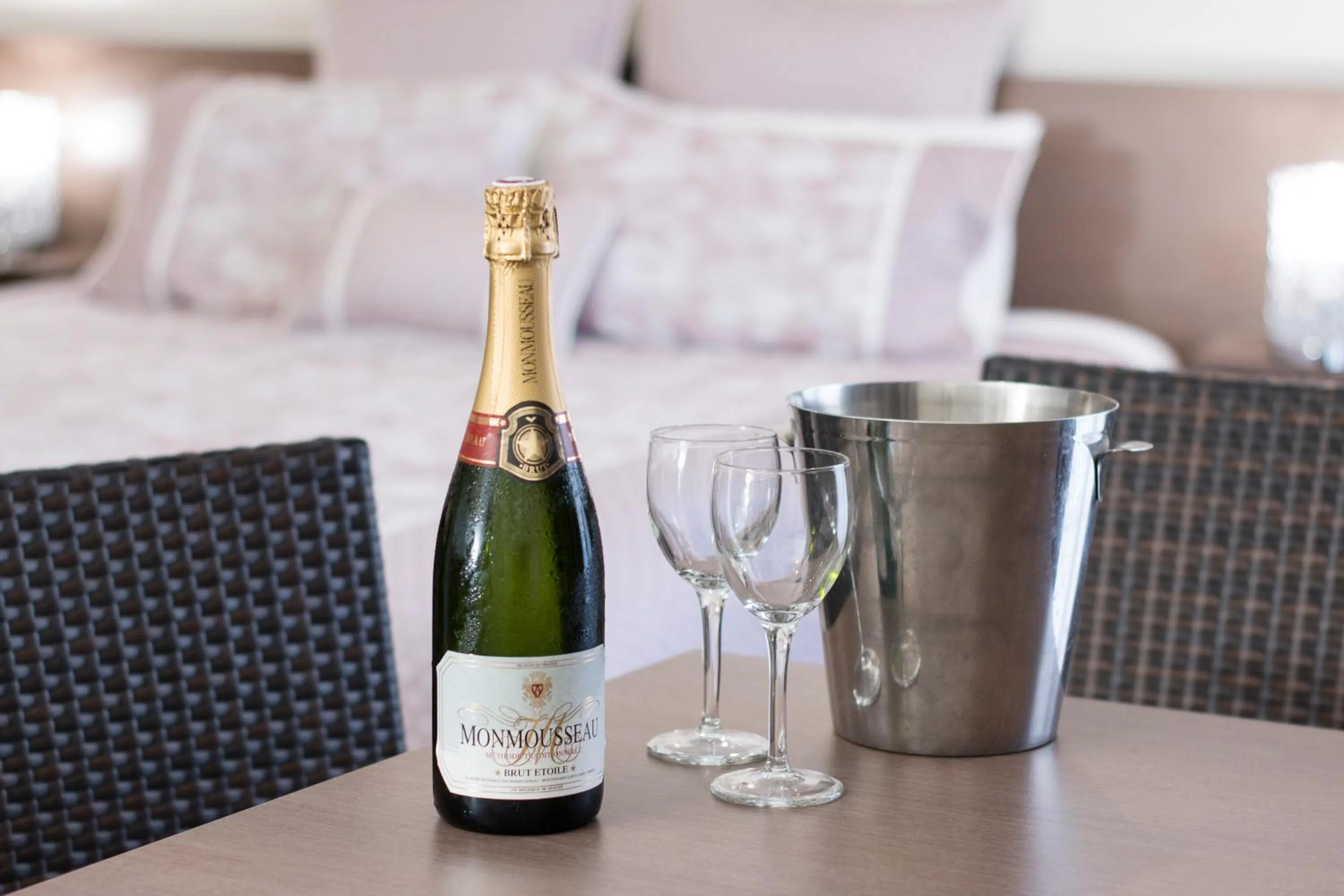 Alcoholic drinks, Bed in The Metropolitan Spring Hill