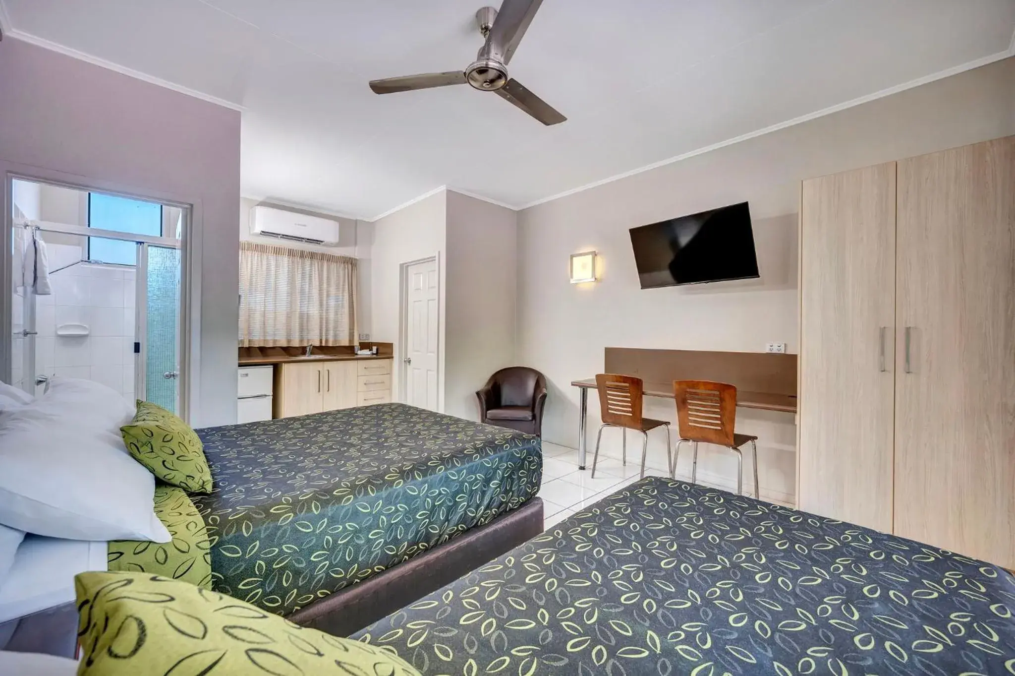 Bed in City Oasis Inn Townsville, SureStay Collection by BW Bed in City Oasis Inn Townsville, SureStay Collection by BW