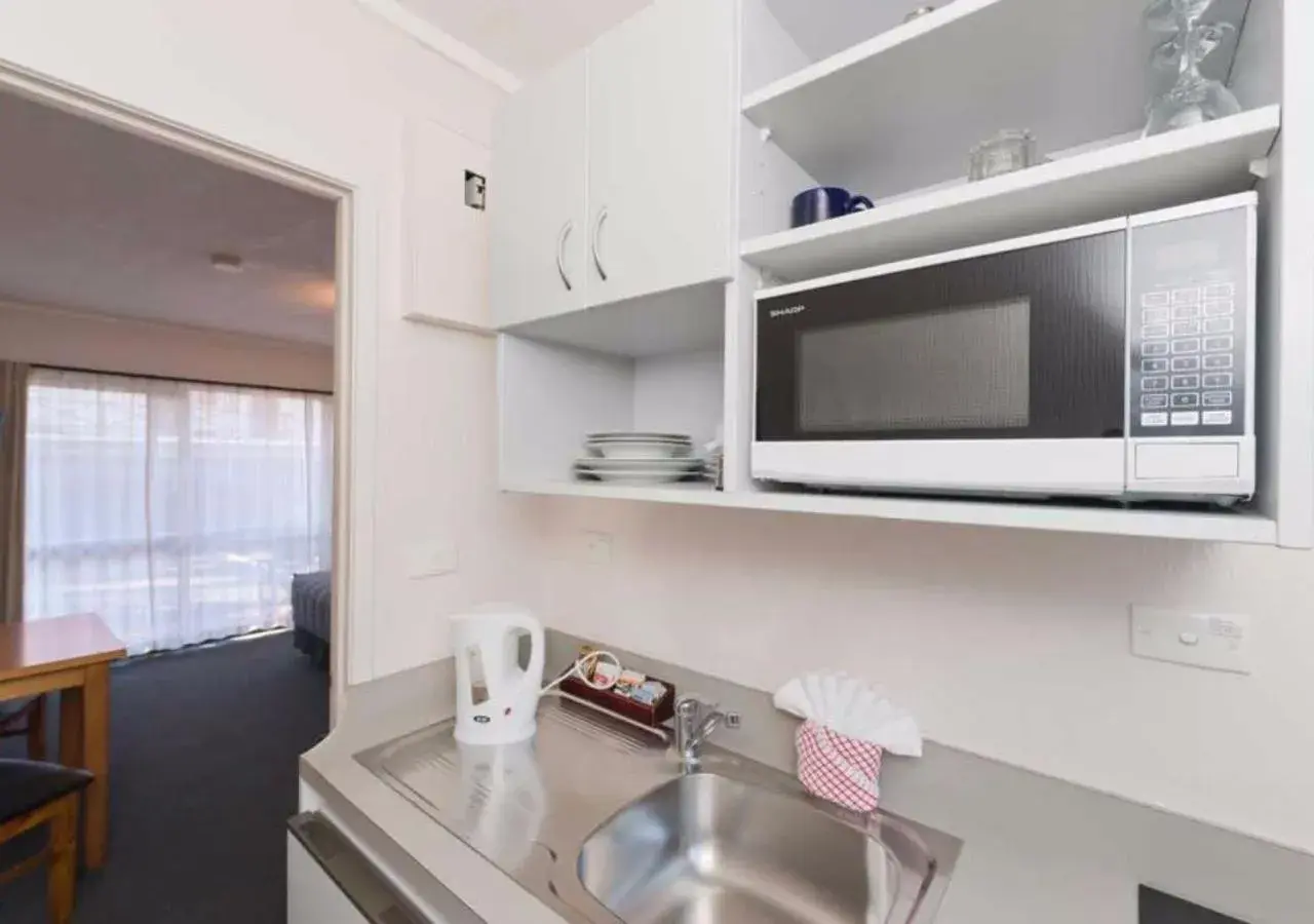 Kitchen or kitchenette in Edelweiss Motel Kitchen or kitchenette in Edelweiss Motel