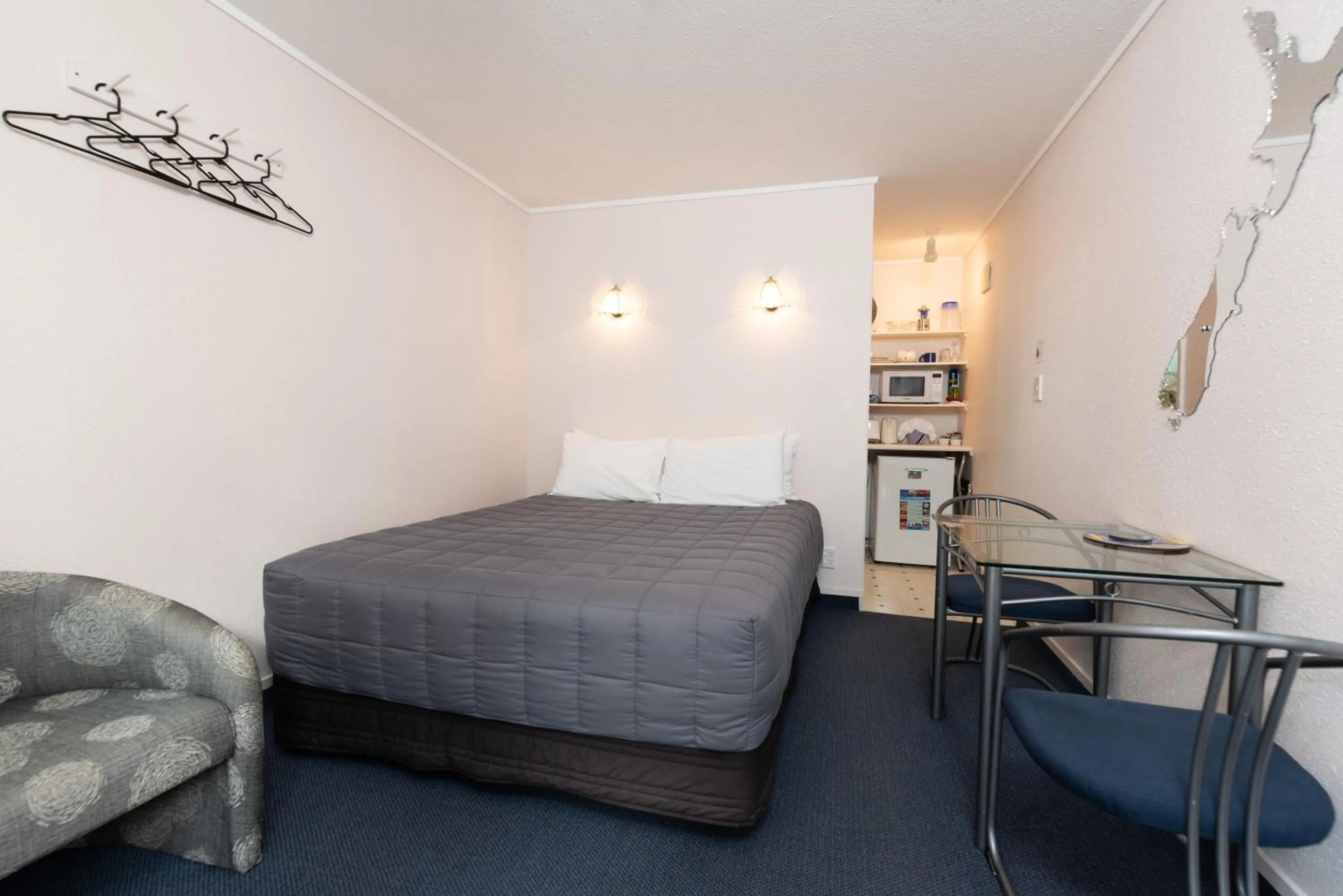 Coffee/tea facilities, Bed in Edelweiss Motel