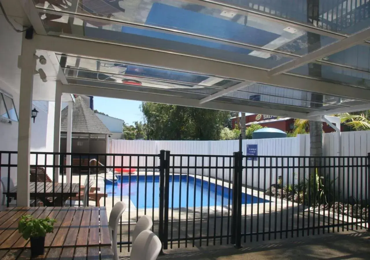 Swimming pool in Edelweiss Motel Swimming pool in Edelweiss Motel