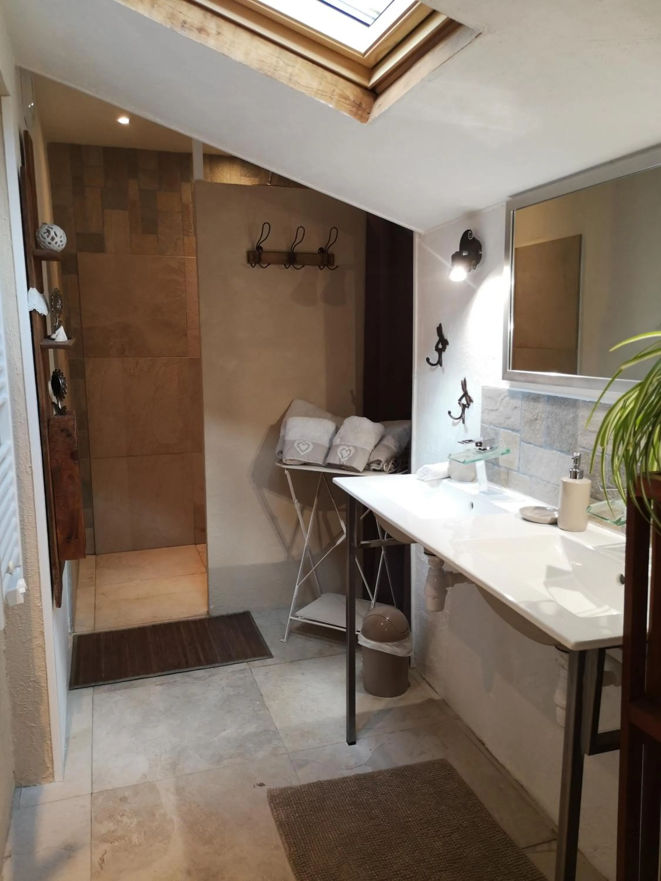 Bathroom in La Colombe