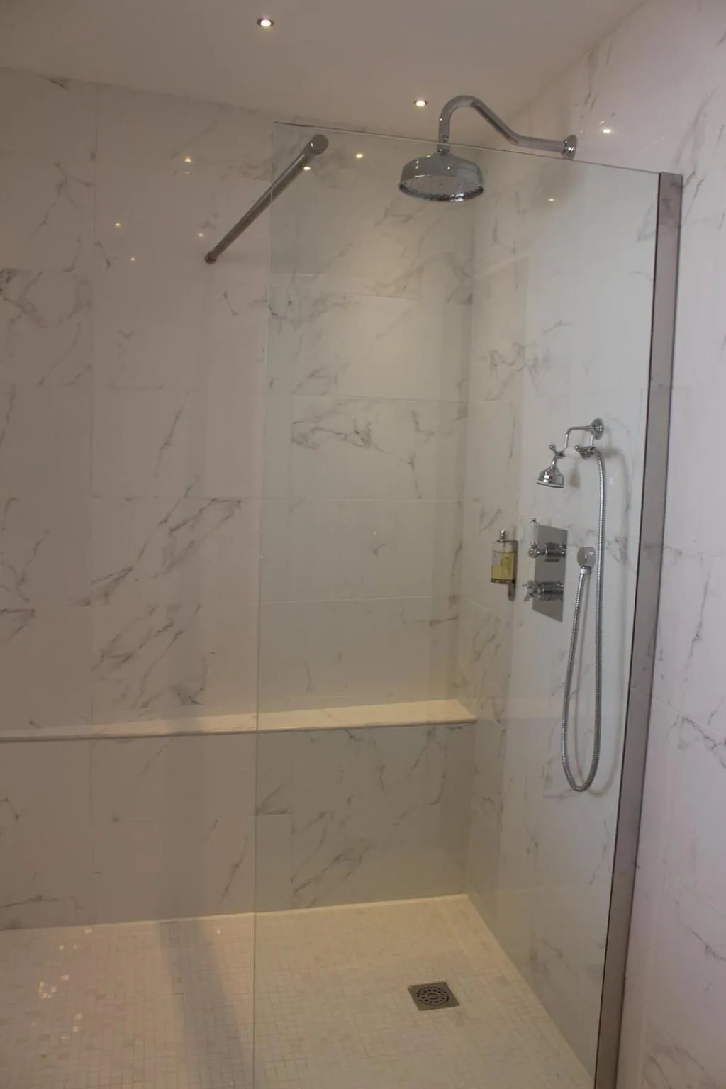 Shower in Tsilaosa Hôtel