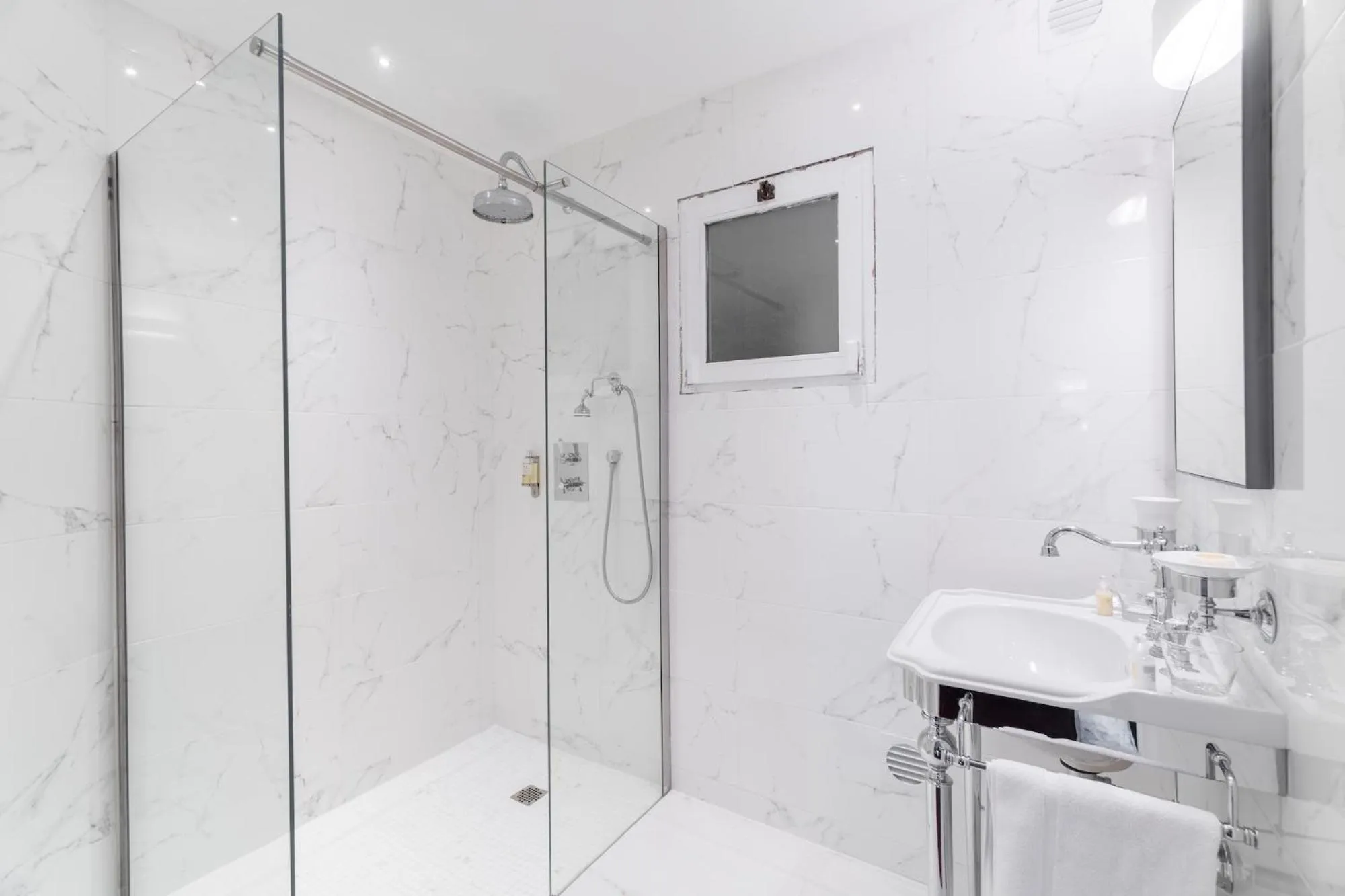 Shower in Tsilaosa Hôtel