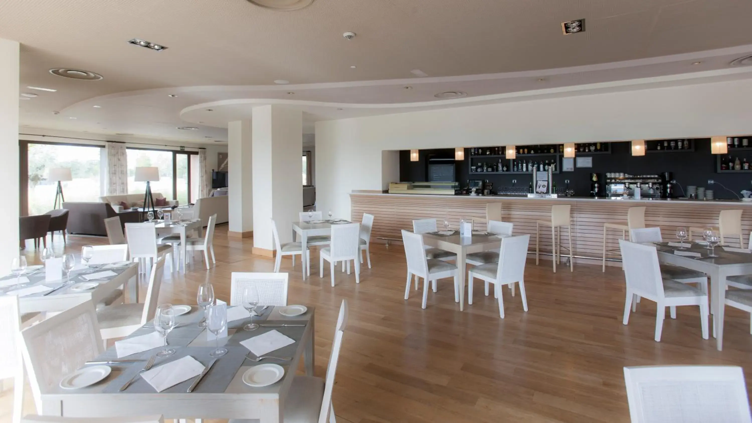 Lounge or bar in Vincci Valdecañas Golf Lounge or bar in Vincci Valdecañas Golf