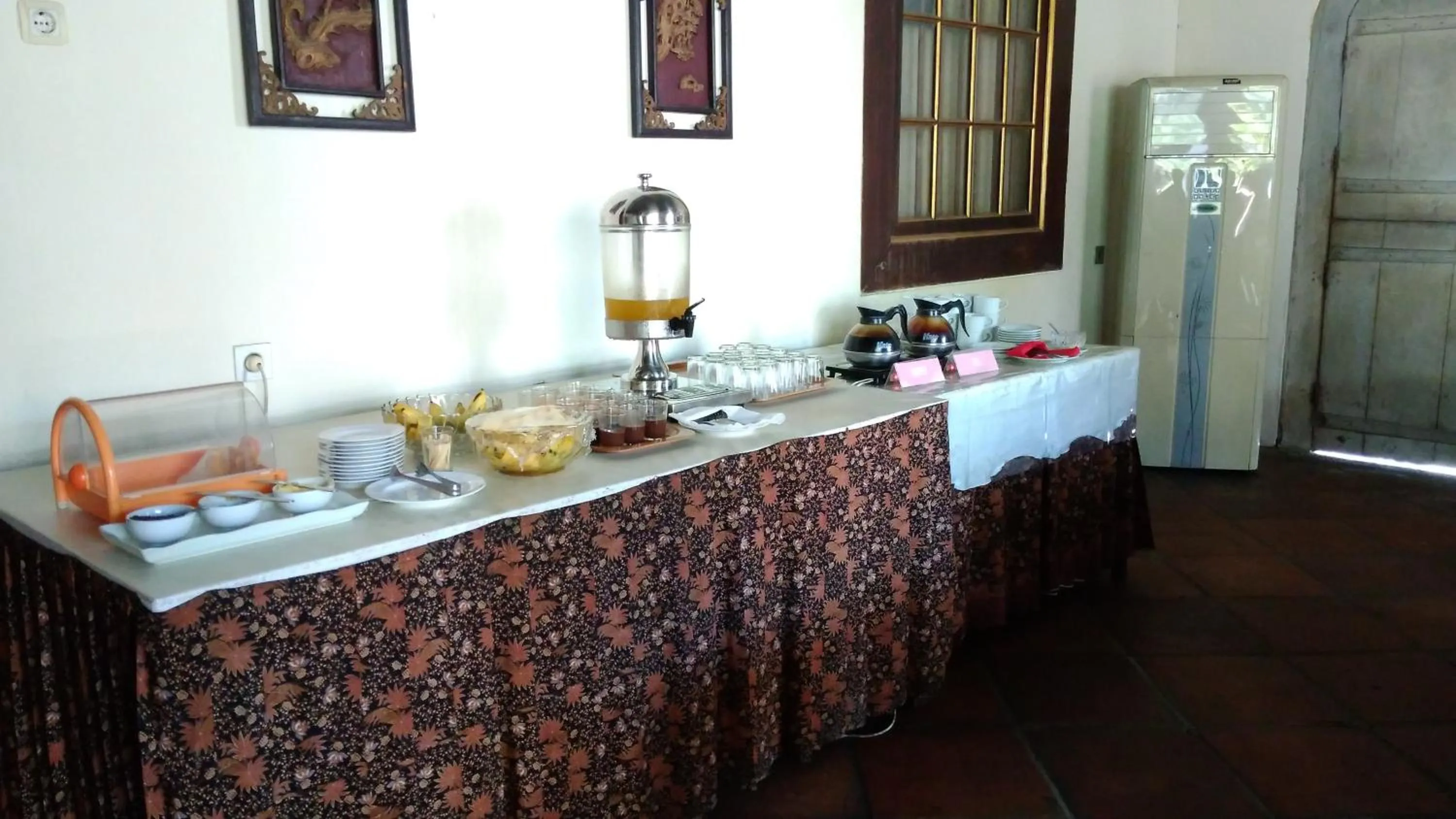 Restaurant/places to eat in Antika Hotel