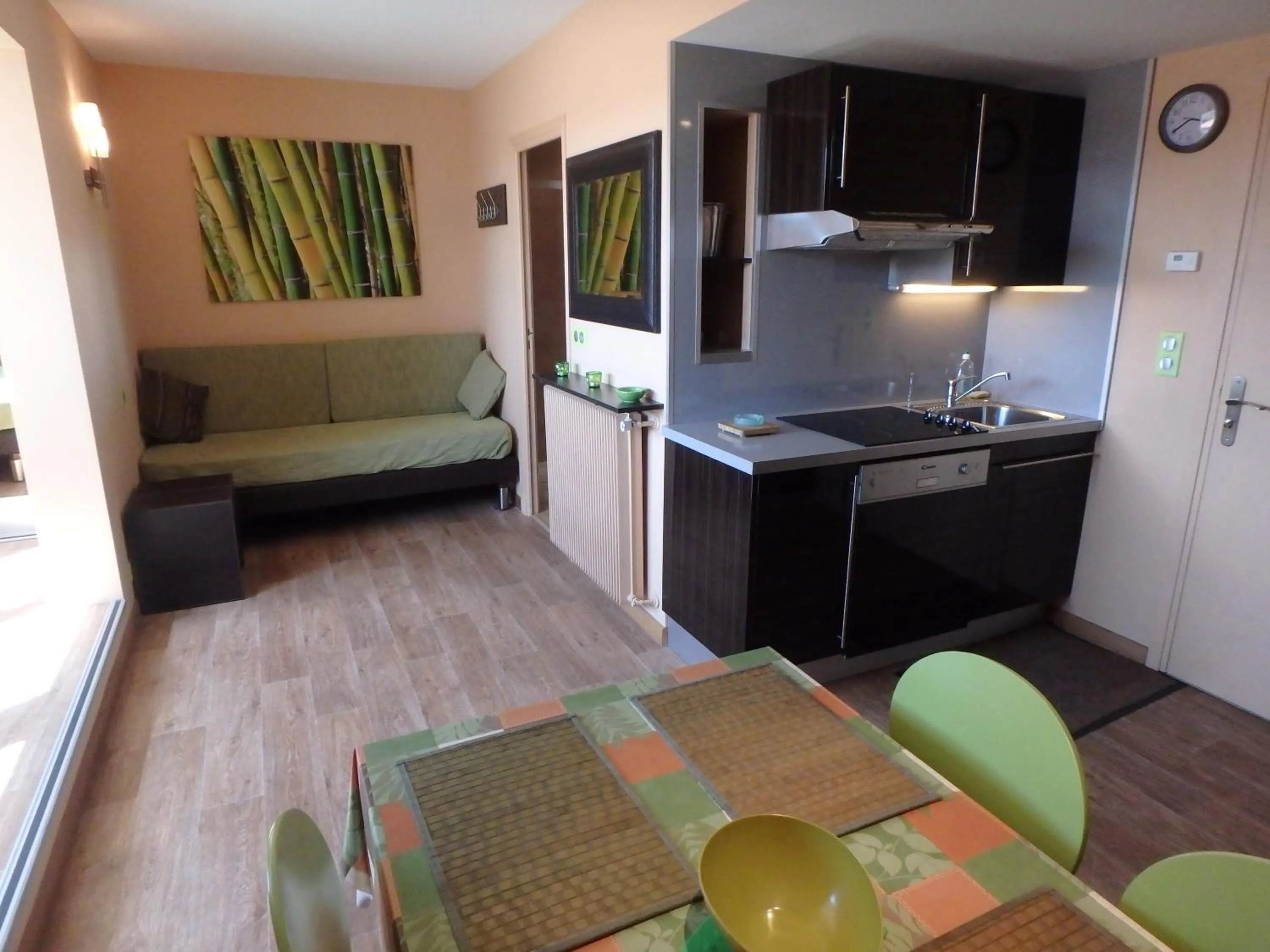 Kitchen or kitchenette, Bed in Residence Veles Plage