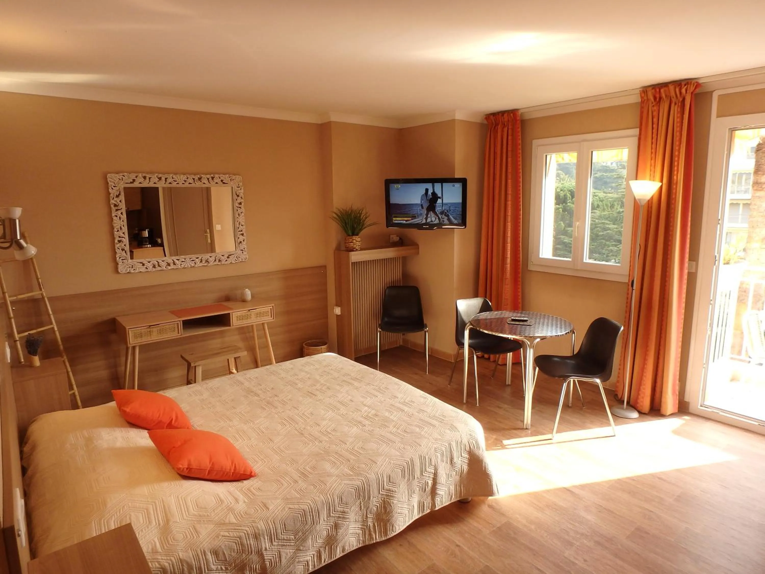 Photo of the whole room, Bed in Residence Veles Plage