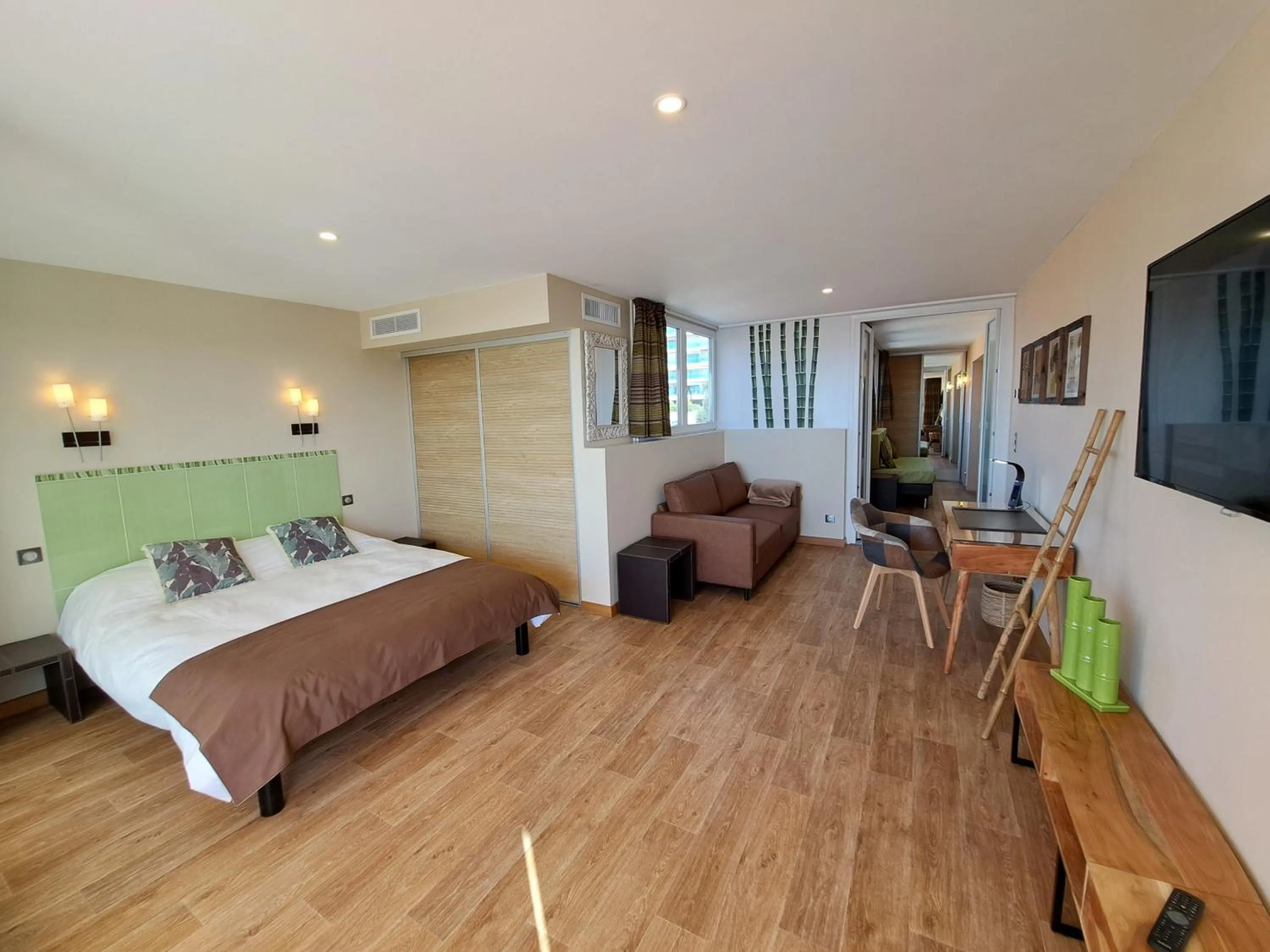 Photo of the whole room, Bed in Residence Veles Plage