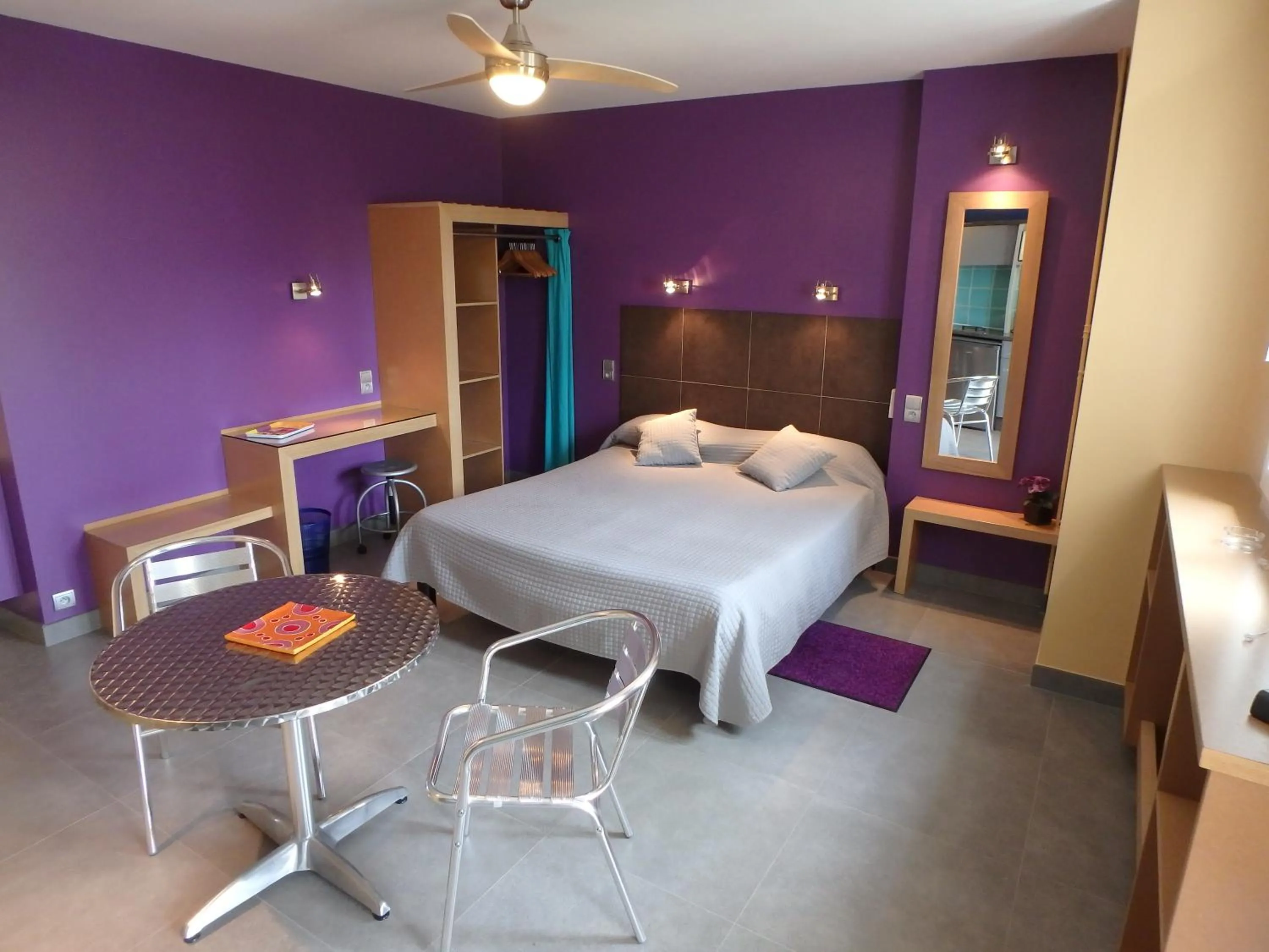 Photo of the whole room, Bed in Residence Veles Plage