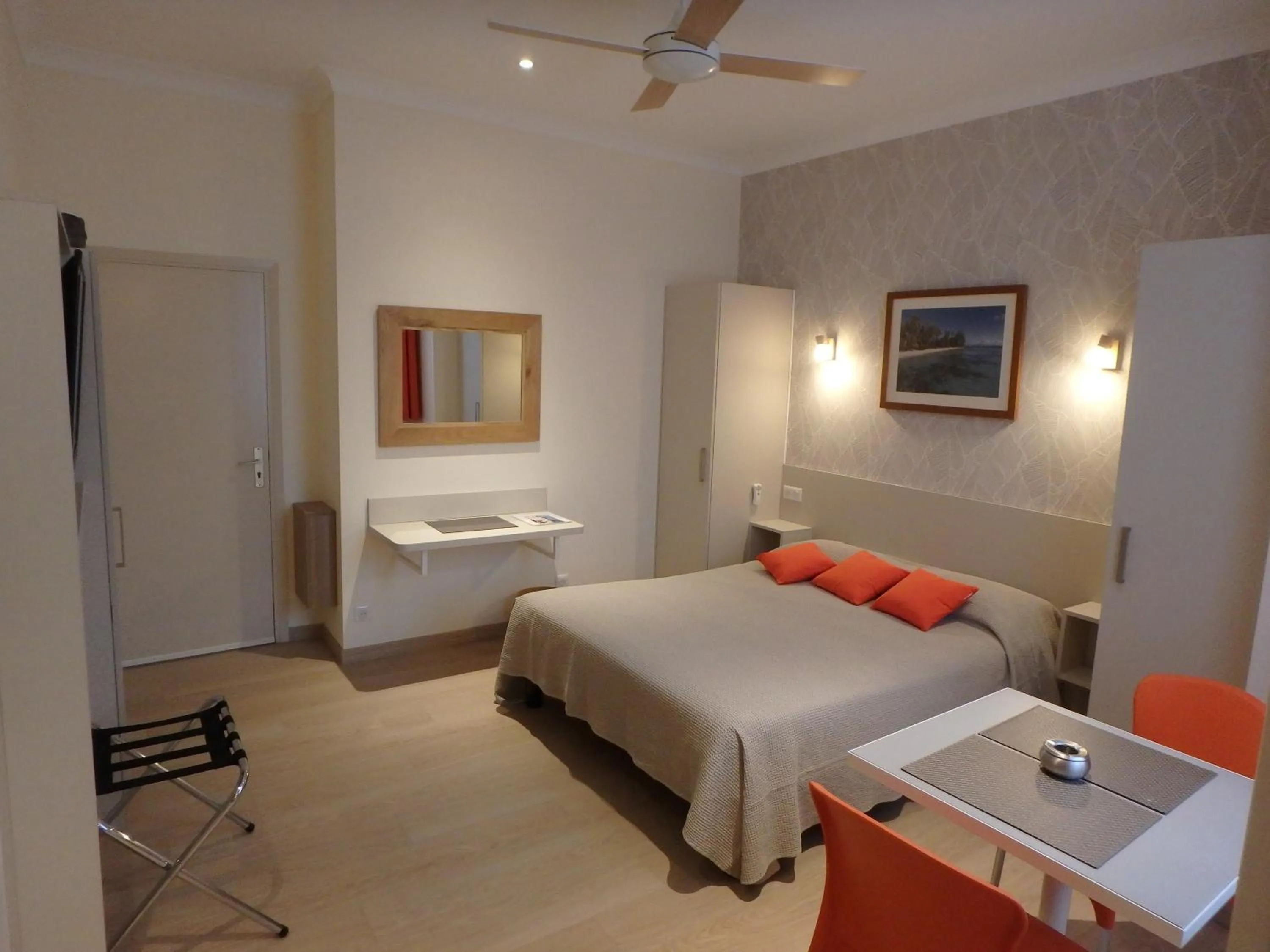 Photo of the whole room, Bed in Residence Veles Plage